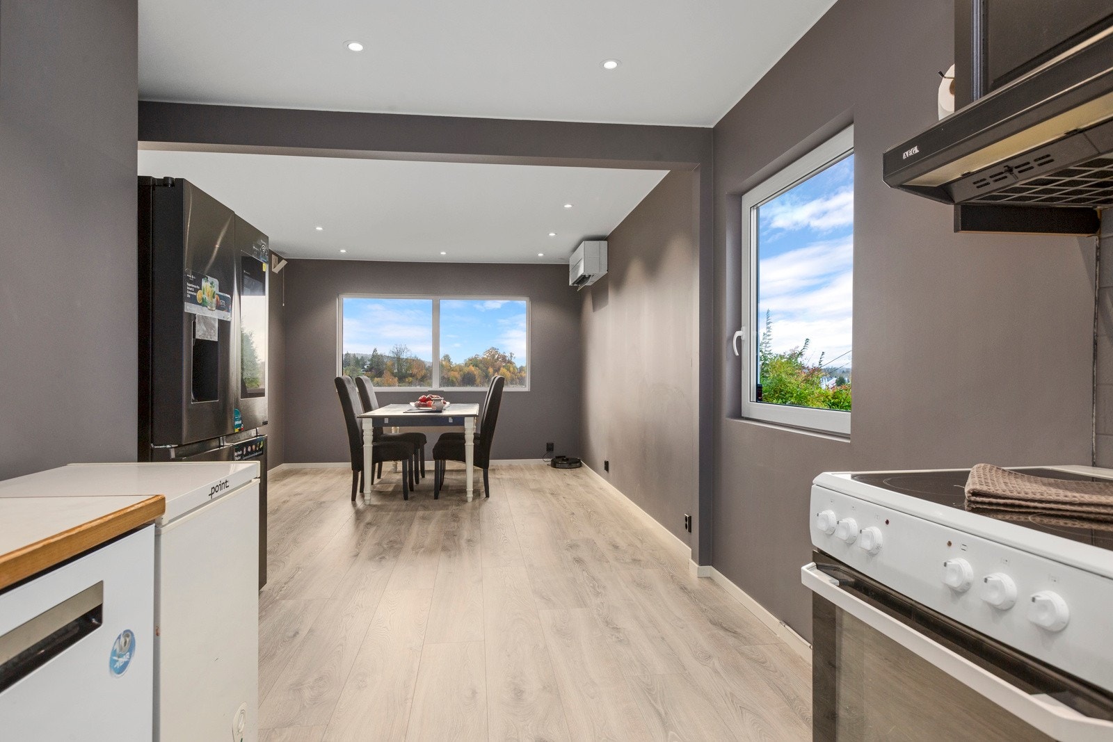 Åpent fra kjøkken til spisestuen Galleribilde