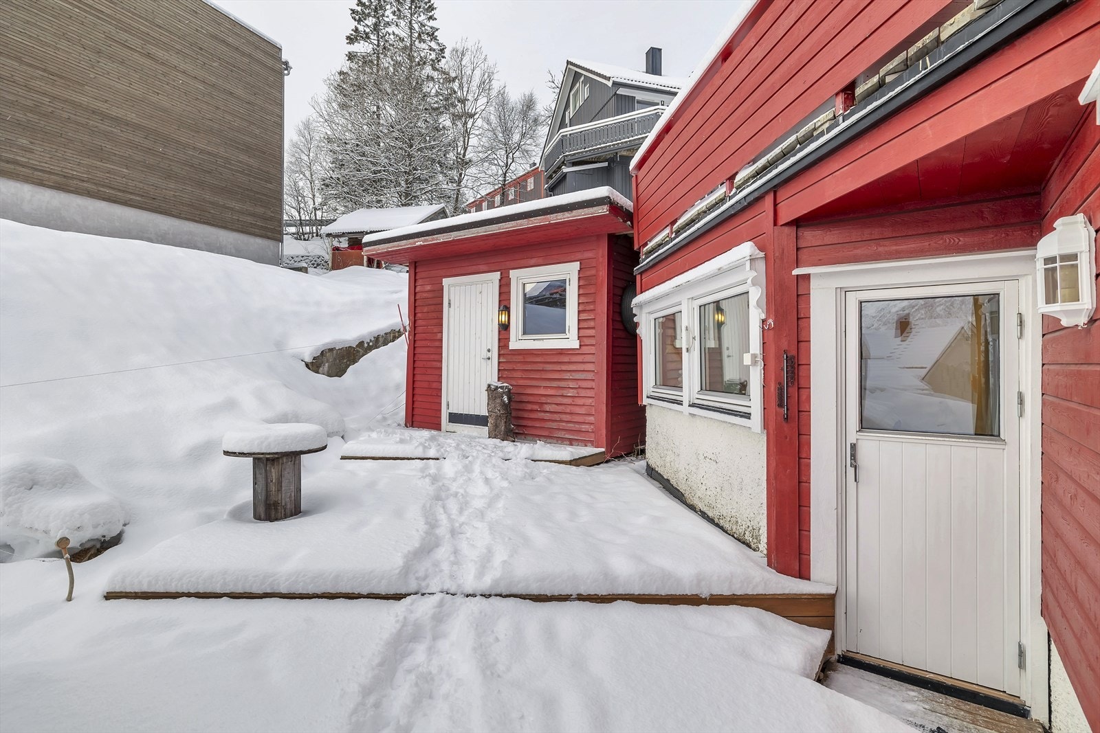 Terrasse utenfor stuedel. I midten av bildet ser man sportsboden Galleribilde