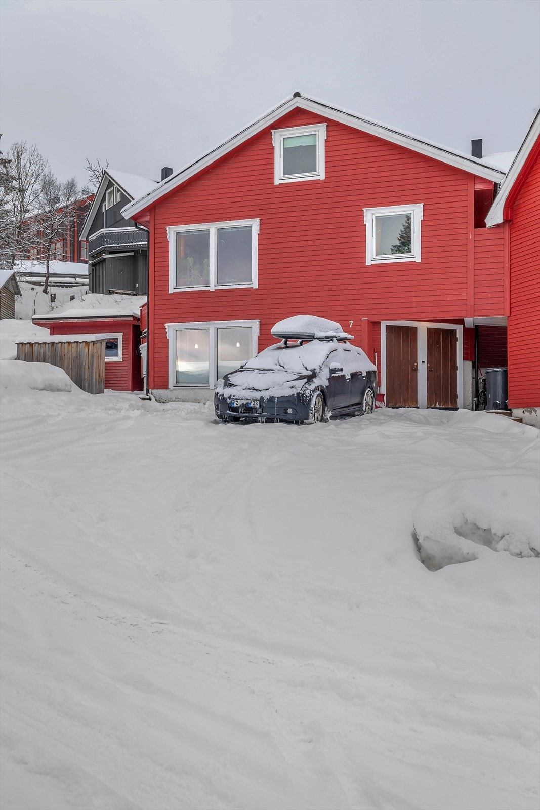 Egen parkering på tomt til to biler Galleribilde