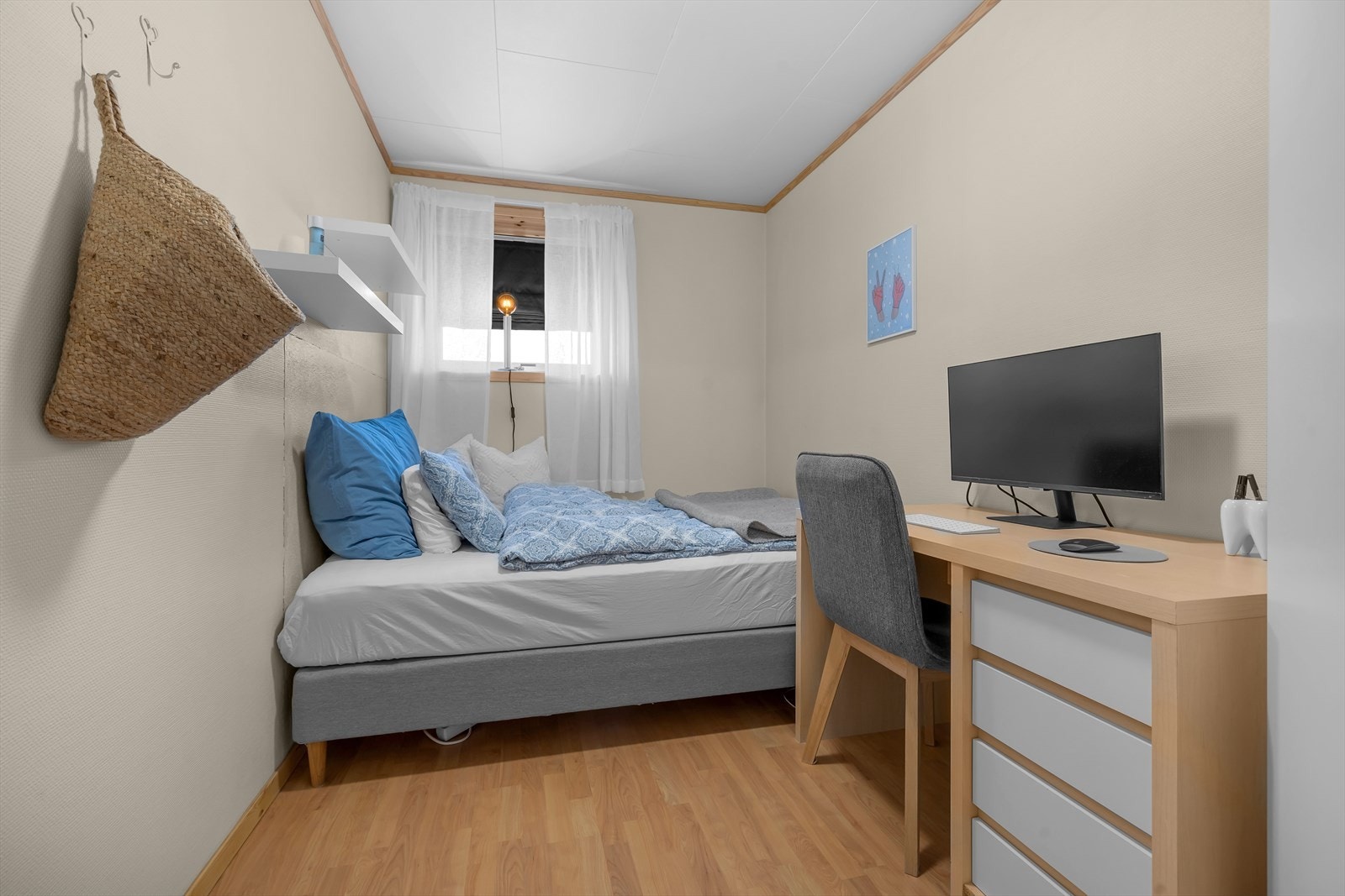 Soverom 1 med plass til skrivepult Galleribilde