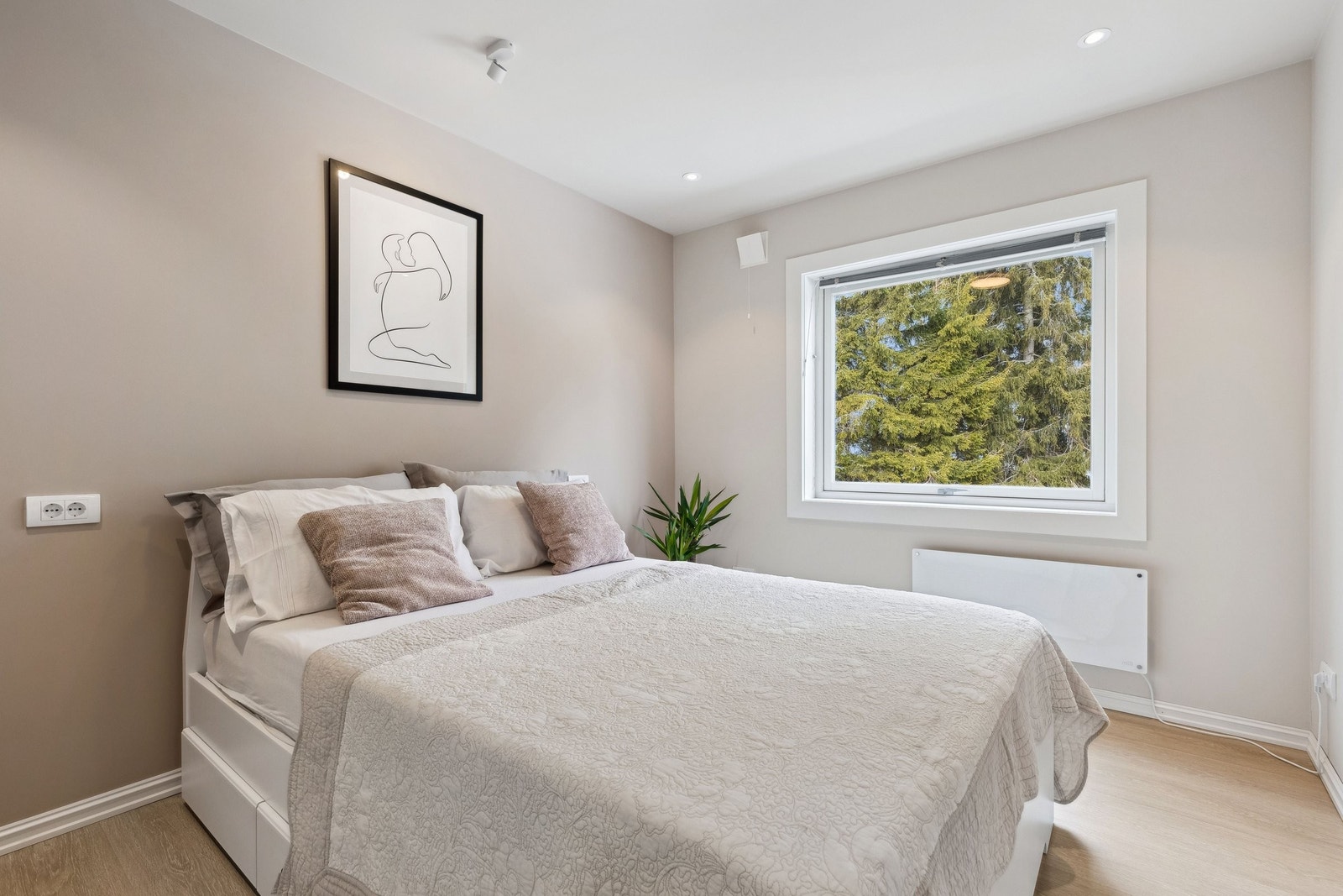 Soverom 1. Romslig hovedsoverom med elegant og delikat belysning Galleribilde