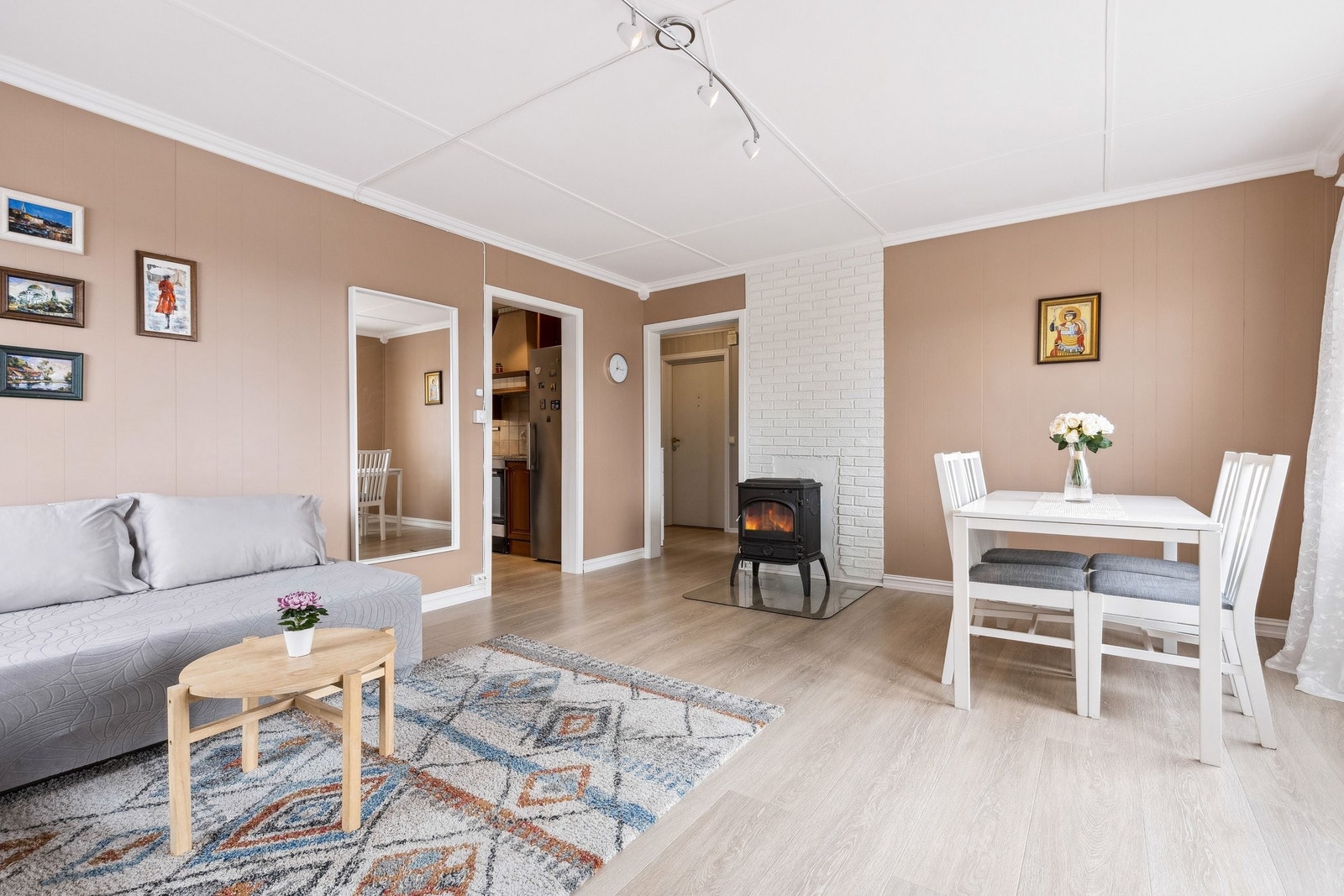 Stua har peis Galleribilde