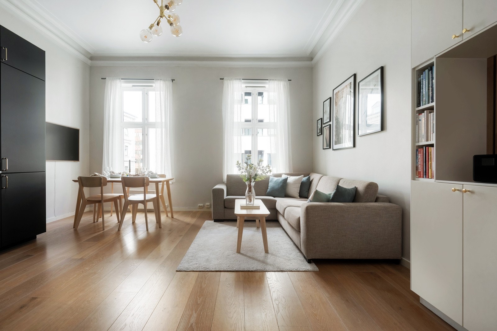 Store vindusflater slipper inn rikelig med naturlig lys Galleribilde