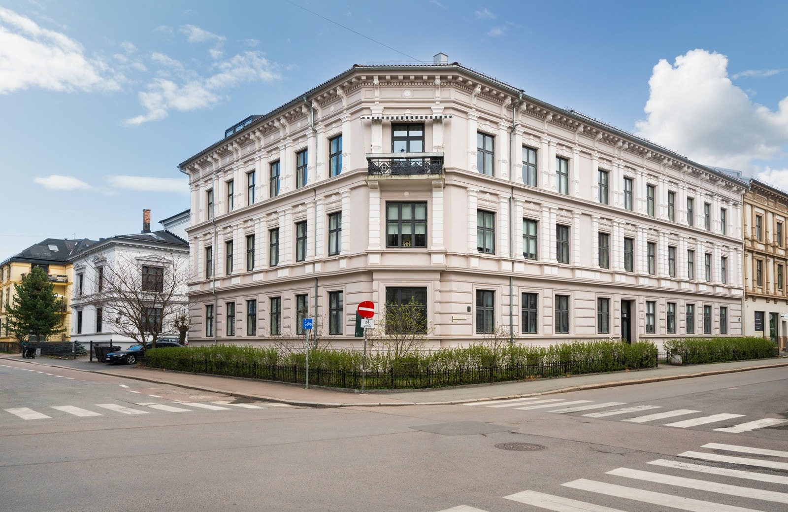 Sameiet Uranienborgvn 27 består av 16 seksjoner Galleribilde