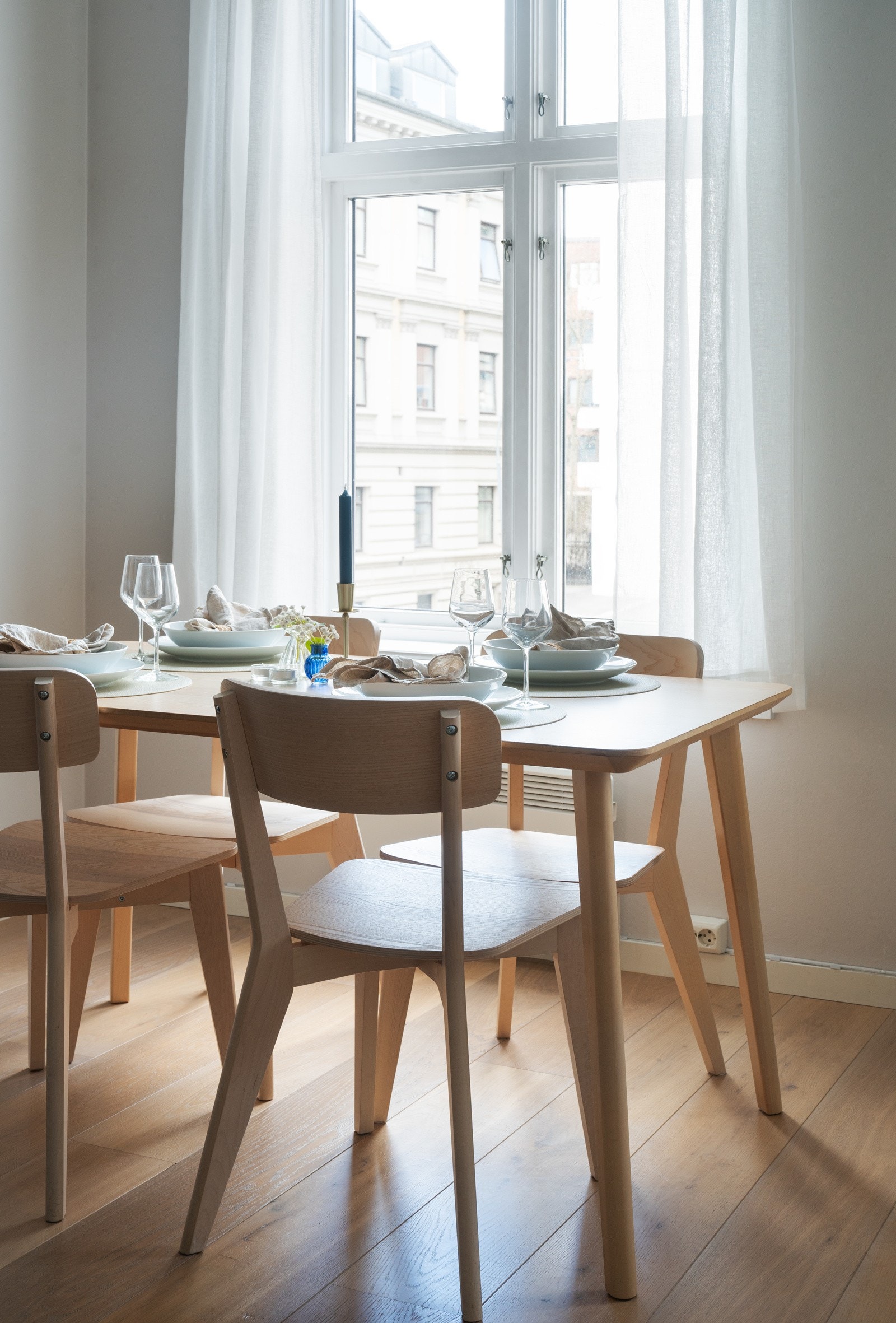 Rommet har god plass til både sofagruppe og spisebord Galleribilde
