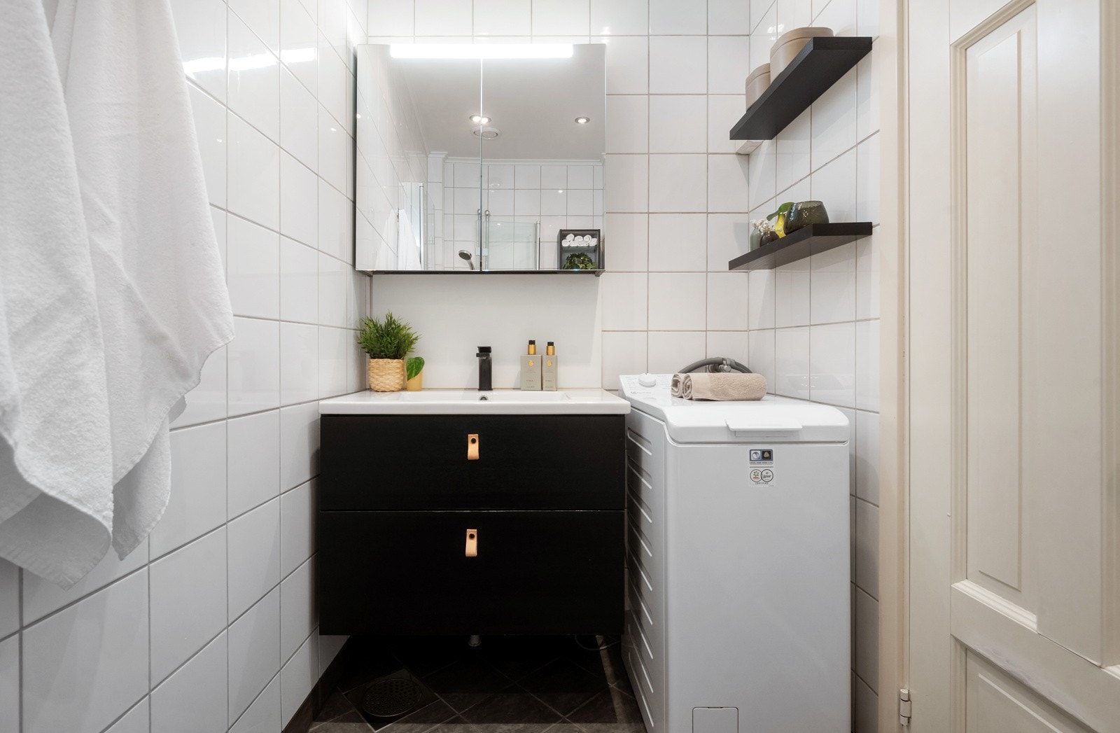 Leiligheten har et pent, flislagt bad med gulvvarme og downlights i himlingen Galleribilde