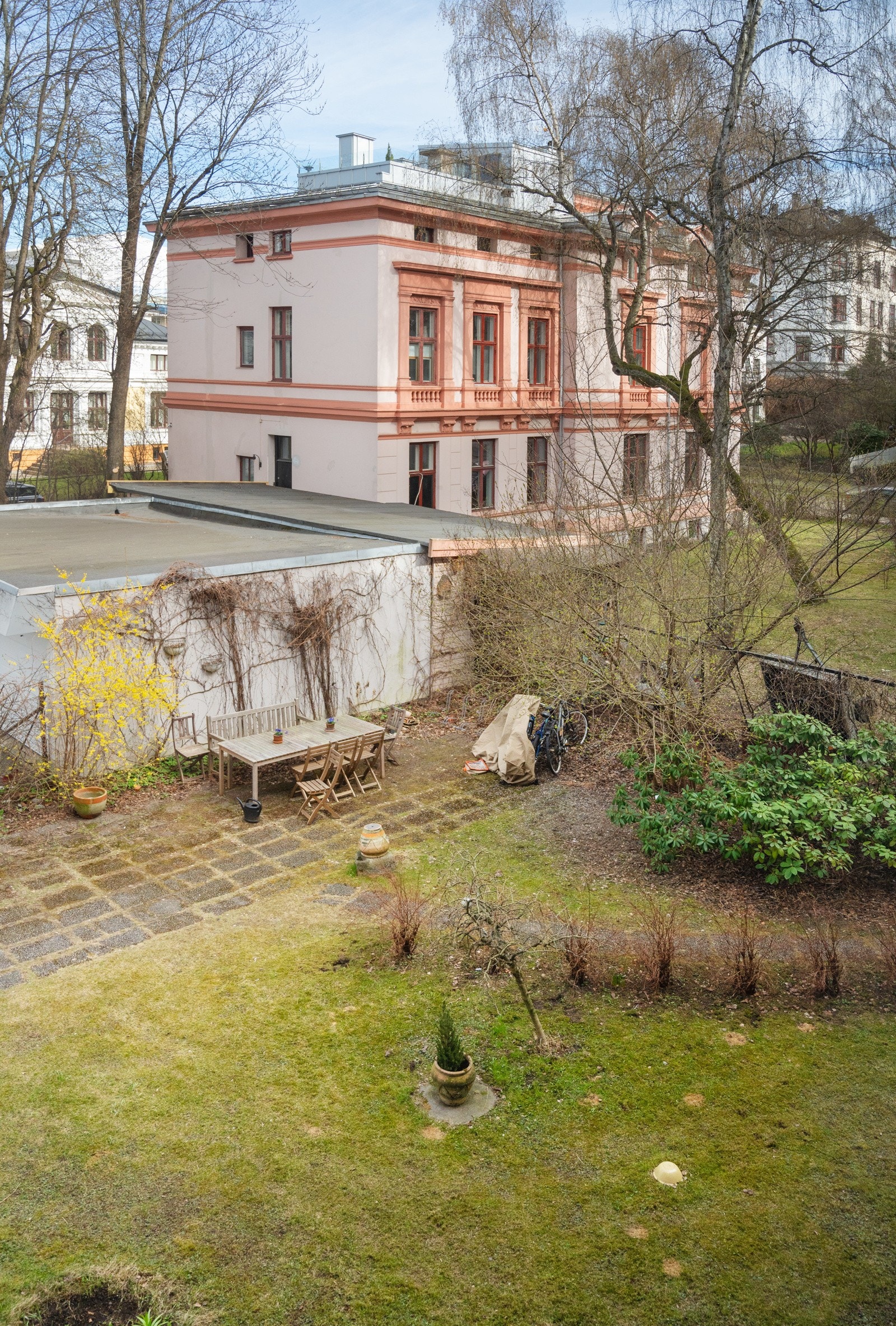 Fra soveromsvinduet har du koselig utsikt over fellesområde Galleribilde