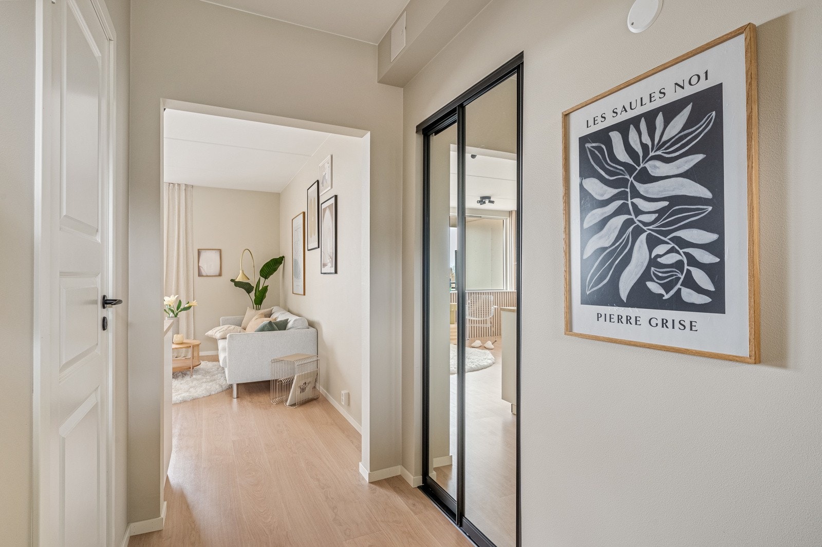 I gangen er det stor skyvedørdsgarderobe med masse god oppbevaringsplass Galleribilde