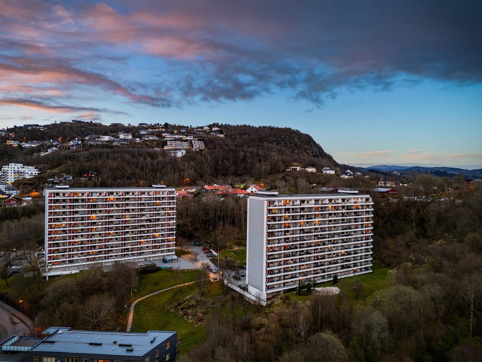 Beliggende i fremste rekke på et høydedrag, har blokken en av de beste beliggenhetene i området Galleribilde