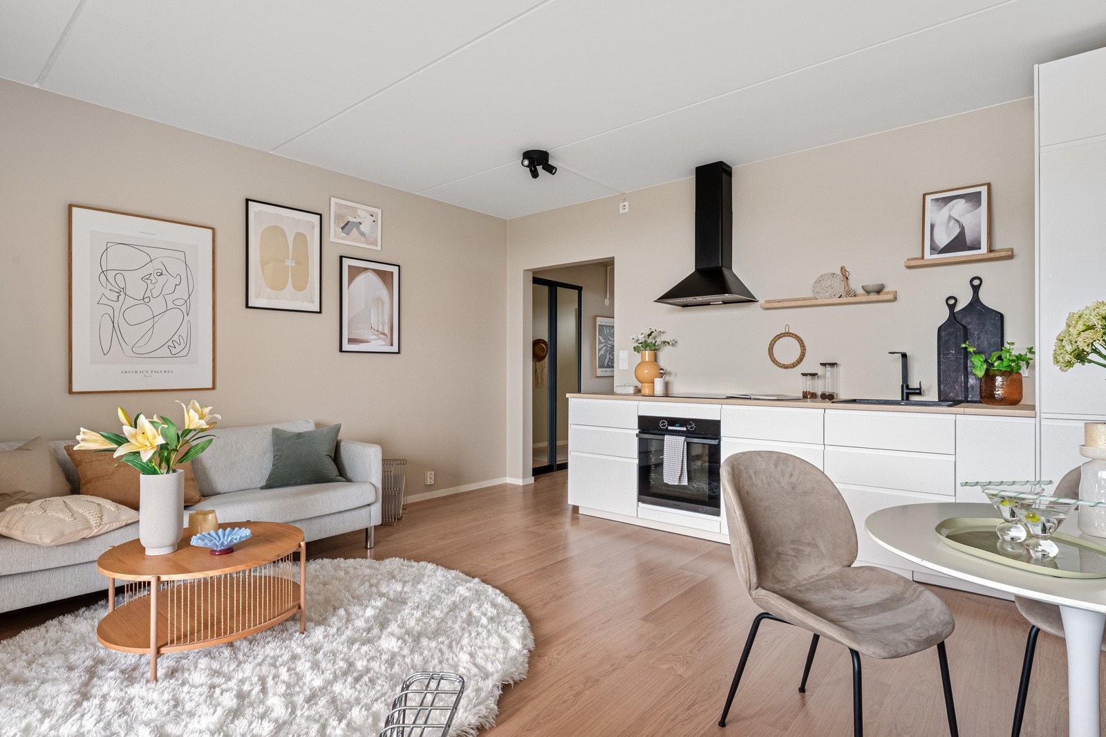 På gulvet er det pent og slitesterkt enstavs laminatgulv Galleribilde
