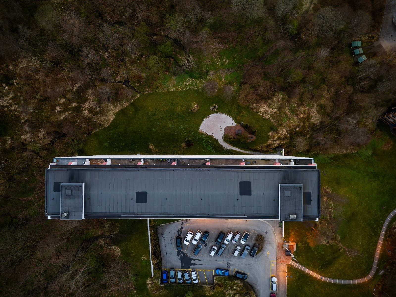 Pent opparbeidet tomt og parkeringsmuligheter - Parkering leies etter ansiennitet Galleribilde
