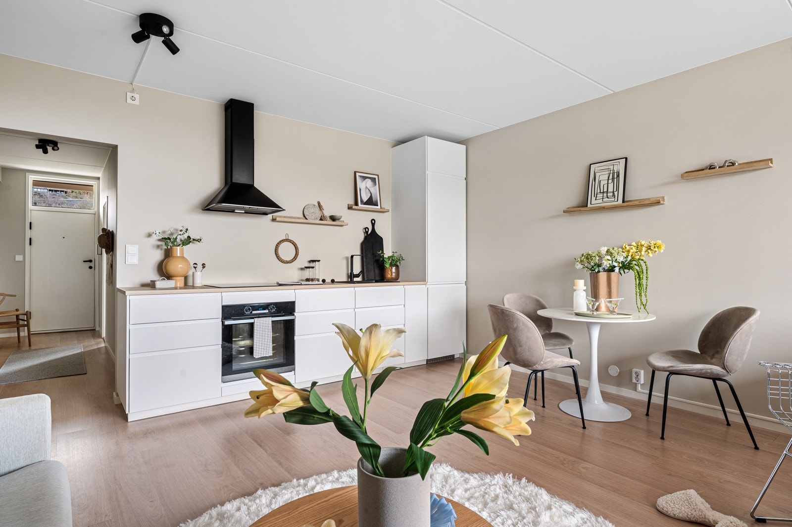 Stuen har plass til både salong og spisebord Galleribilde