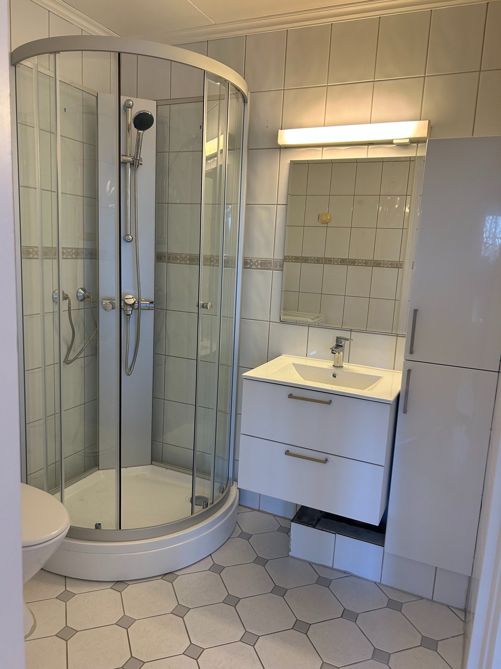 Bad med ny baderomsinnredning og dusjkabinett Galleribilde