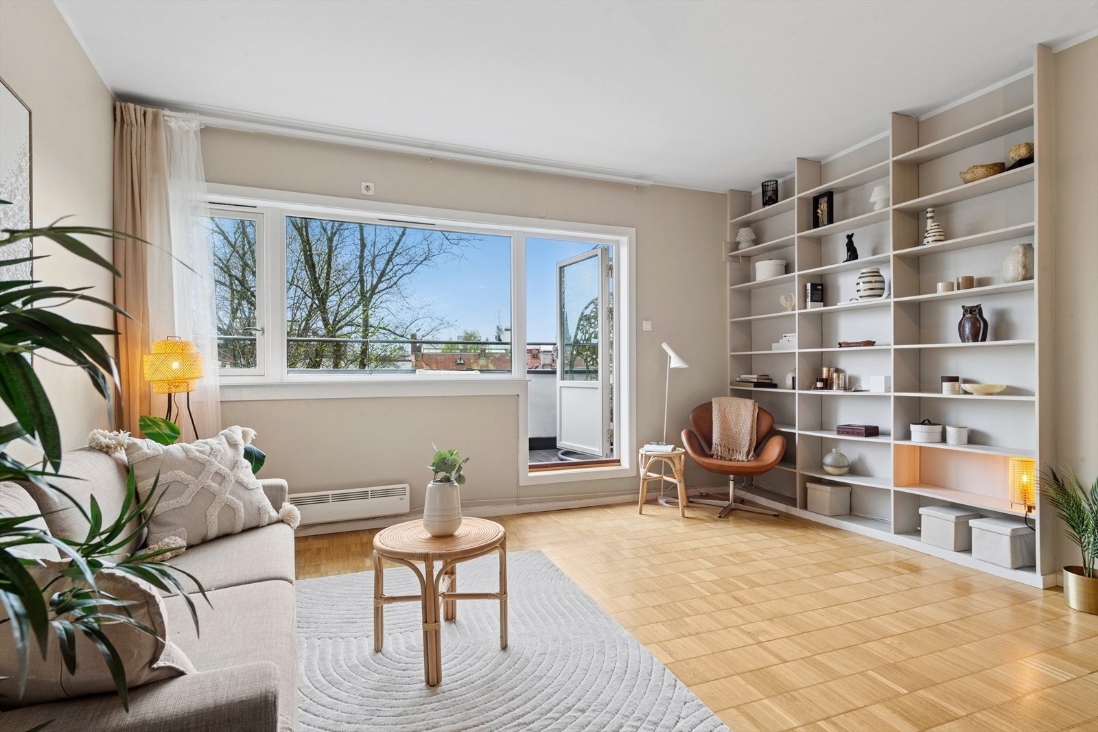 Det er eksempler fra andre leiligheter i bygget hvor kjøkkenet er flyttet inn i stuen. Galleribilde