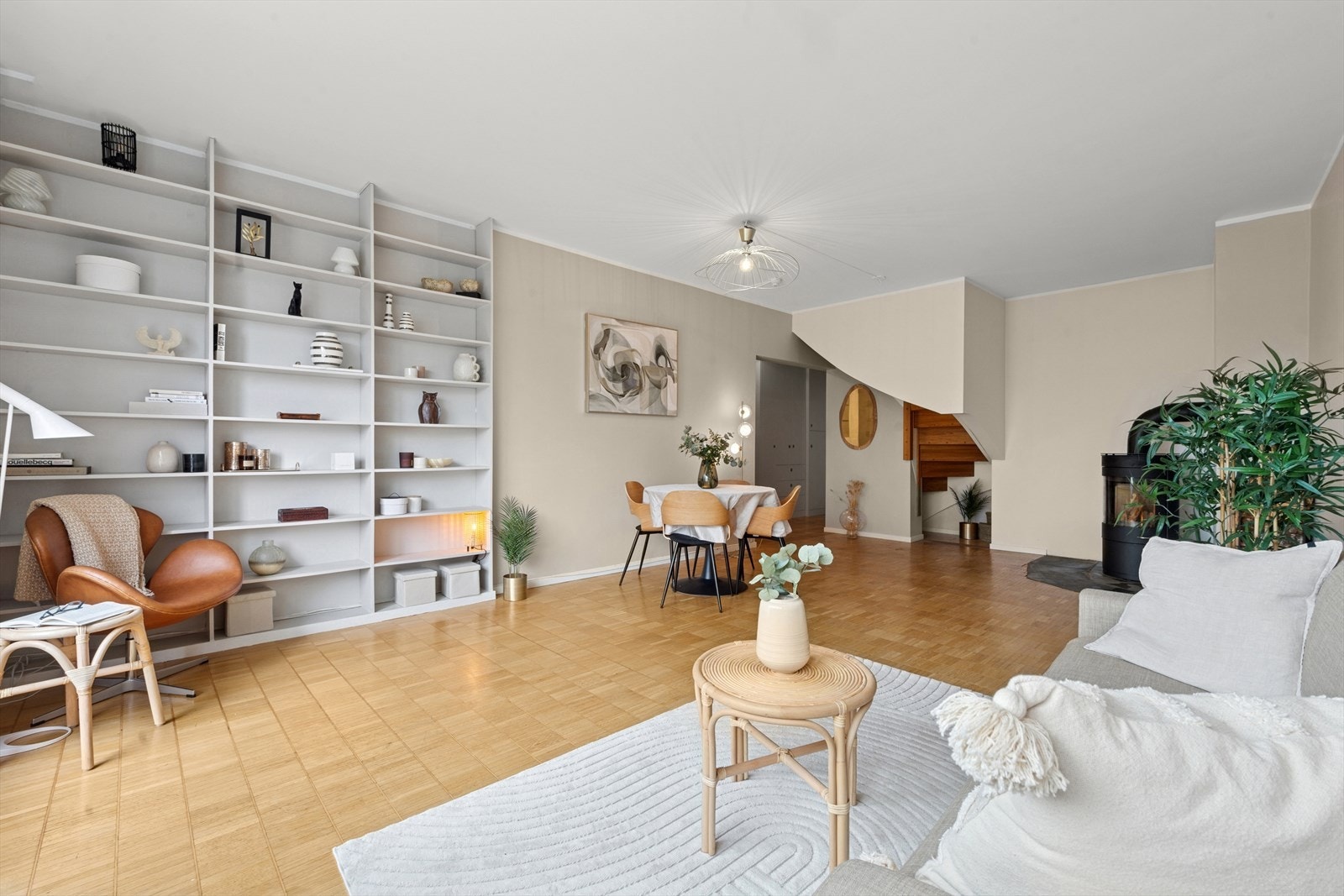 Det er plassbygget hylle i stuen med plass til interiør og bøker. Galleribilde