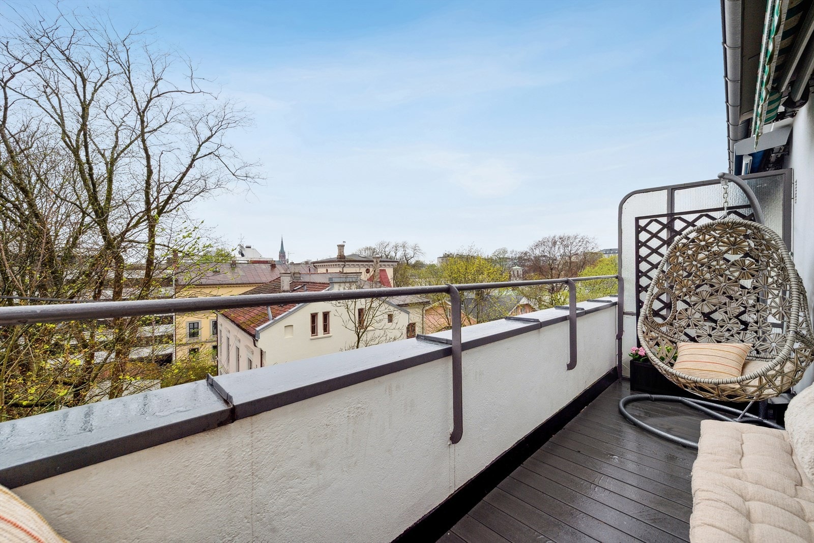 På den vestvendte terrassen har du solen fra ca. kl. 10.00-22.00 på sommerstid. Galleribilde