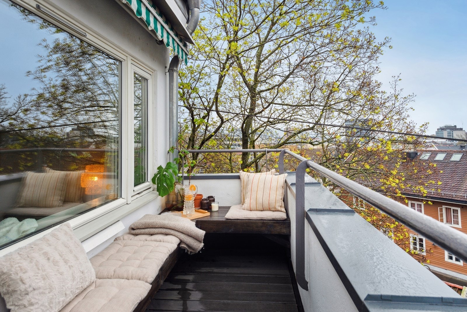 Fra stuen er det utgang til en syd-vestvendt takterrasse på ca. 6 m². Galleribilde