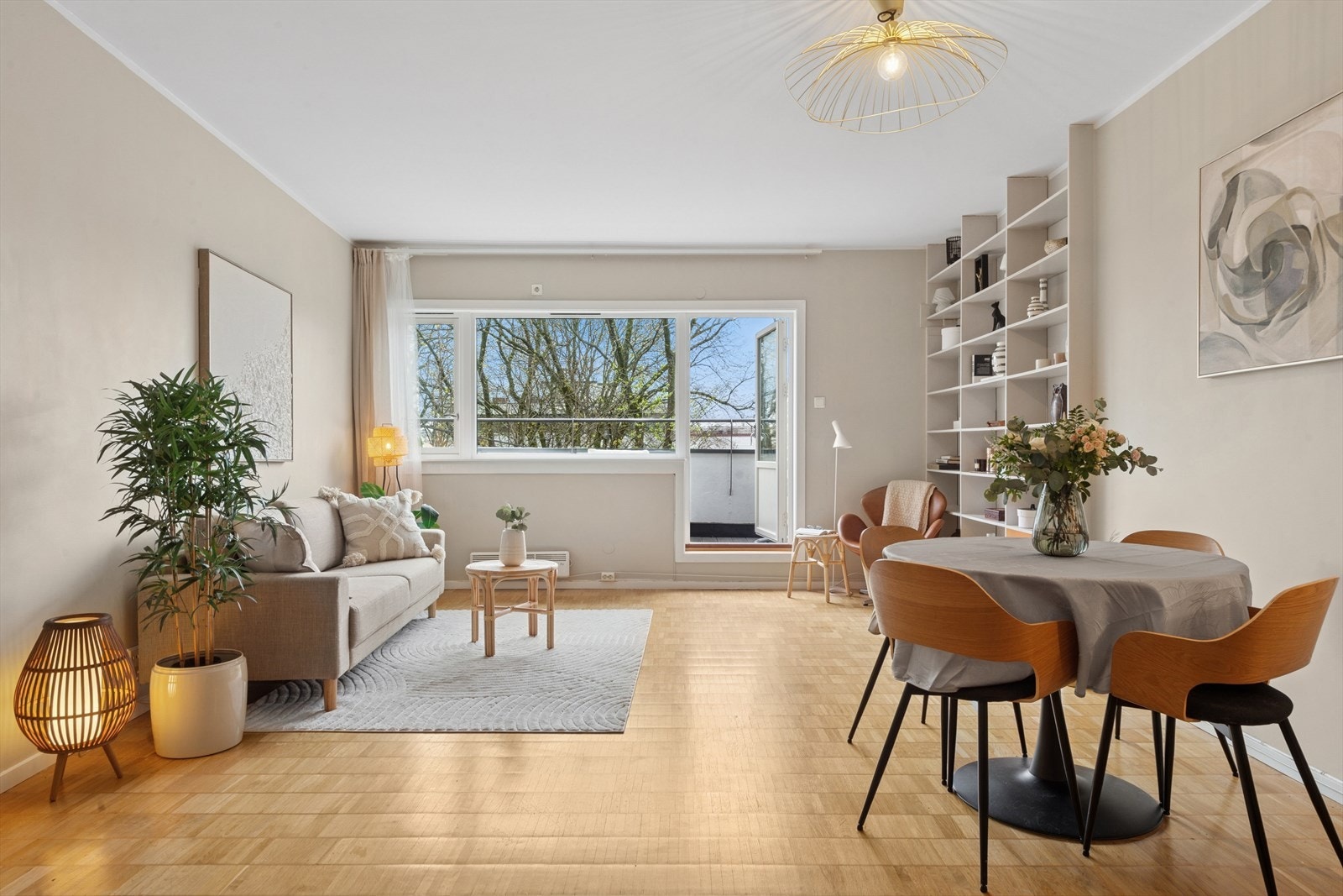 Her er det godt med lysinnslipp fra store vindusflater og plass til å innrede med hyggelig spisegruppe og sofakrok. Galleribilde