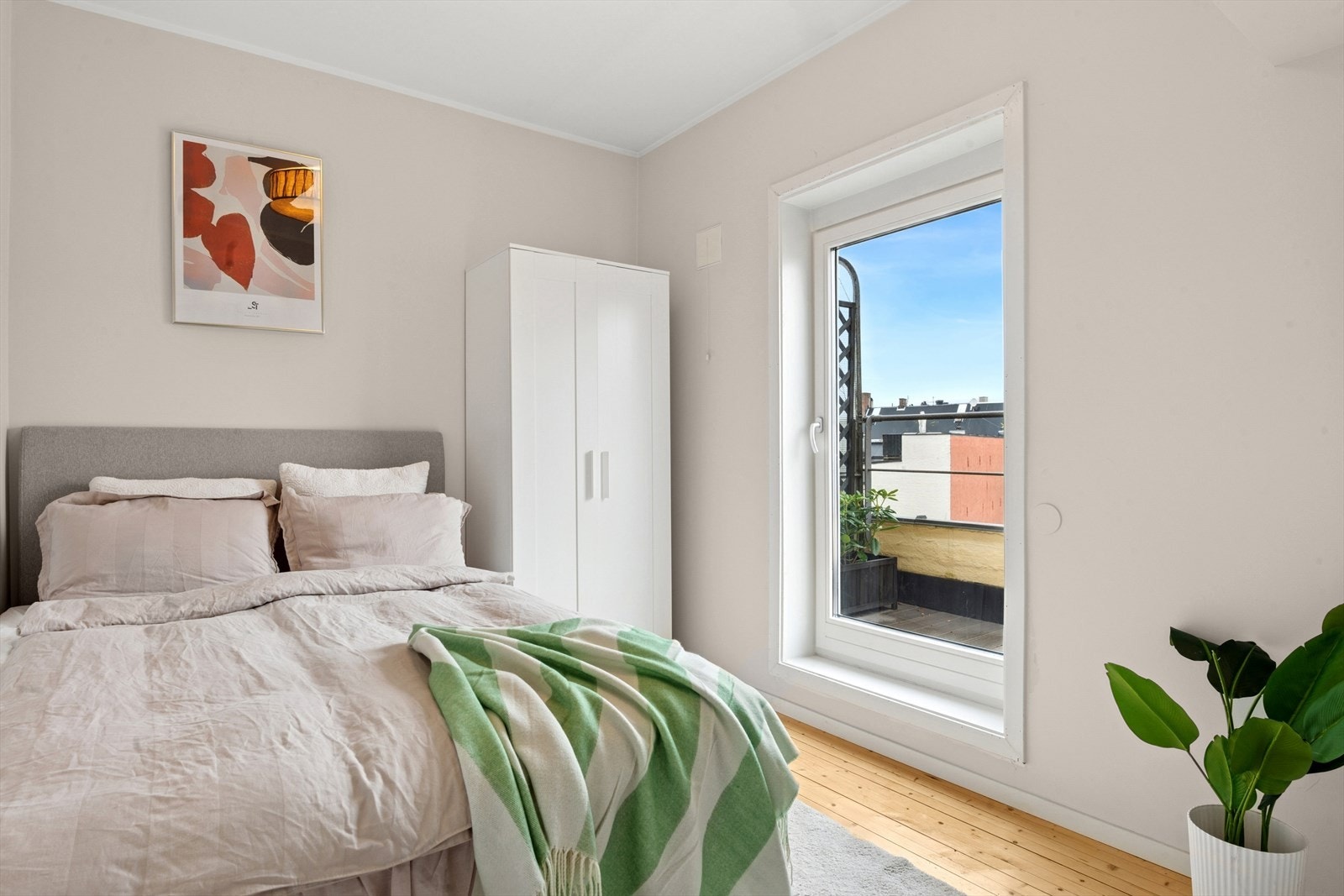boligens hovedetasje er det 2 soverom. De vender begge inn mot rolig bakgård og er av god størrelse. Galleribilde