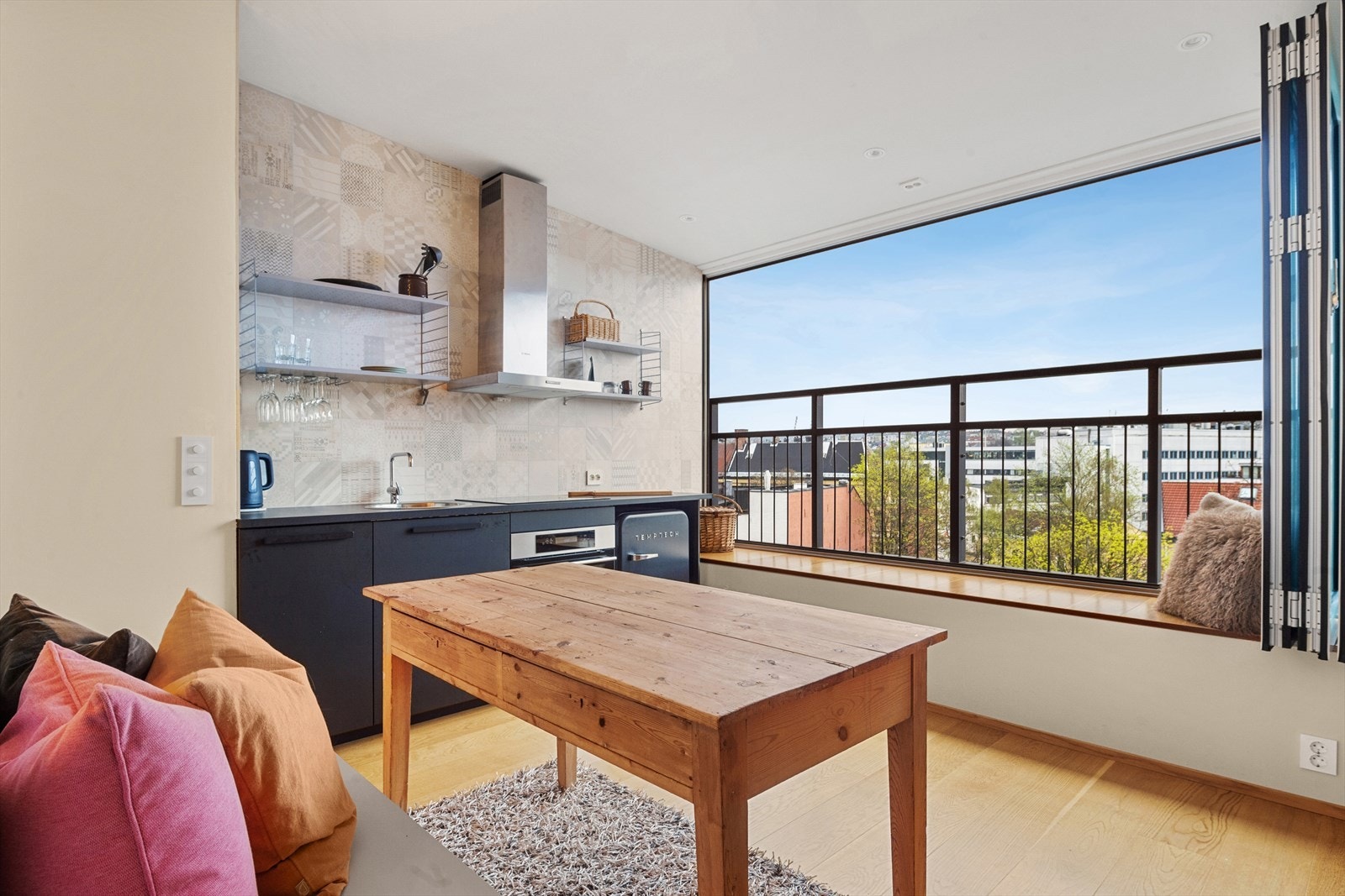 Opp for trappen i 6. etasje har leiligheten en flott hybel/annen etasje. Denne er innredet med en mørk Ikea kjøkkeninnredning med glatte folierte skapfronter. Galleribilde
