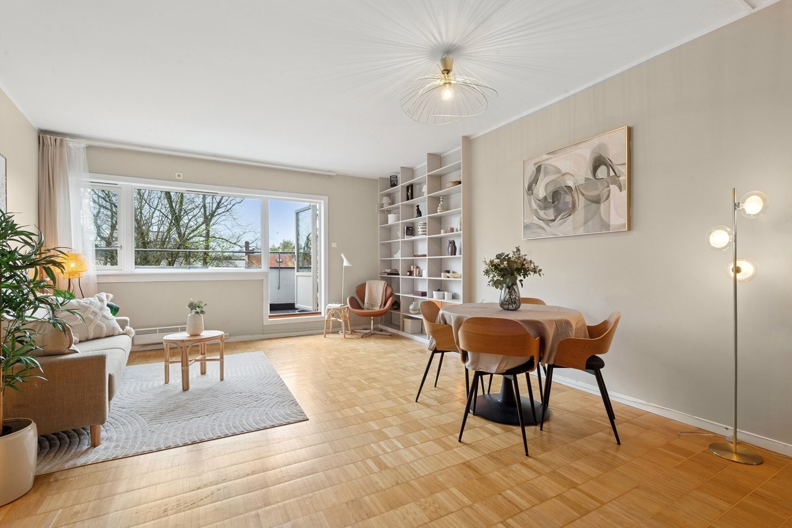 Fra entréen kommer du inn i en lys og romslig stue. Galleribilde