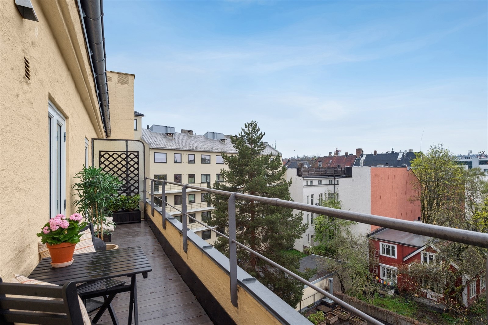 Denne er nord-østvendt og er på ca. 11,69 m², her kommer solen rundt 0700-tiden sommerstid. Galleribilde