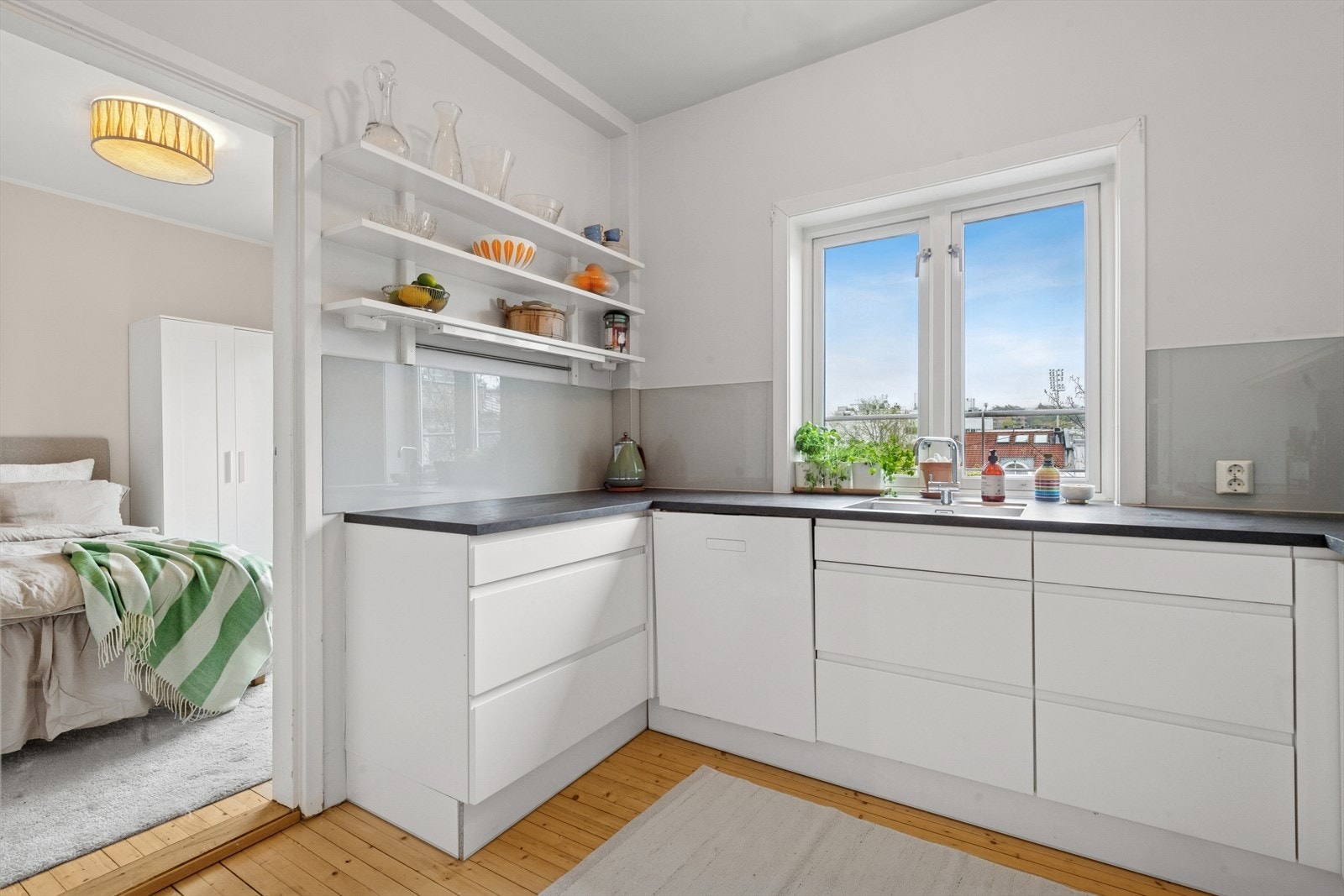 Leiligheten har et separat kjøkken fra Jdk design med glatte folierte skapfronter, laminert benkeplate med underlimt oppvaskkum. Galleribilde