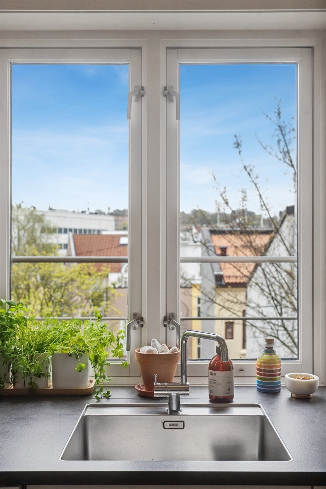 Leiligheten ligger i byggets øverste etasje og byr på flott utsyn fra alle vinduer. Galleribilde