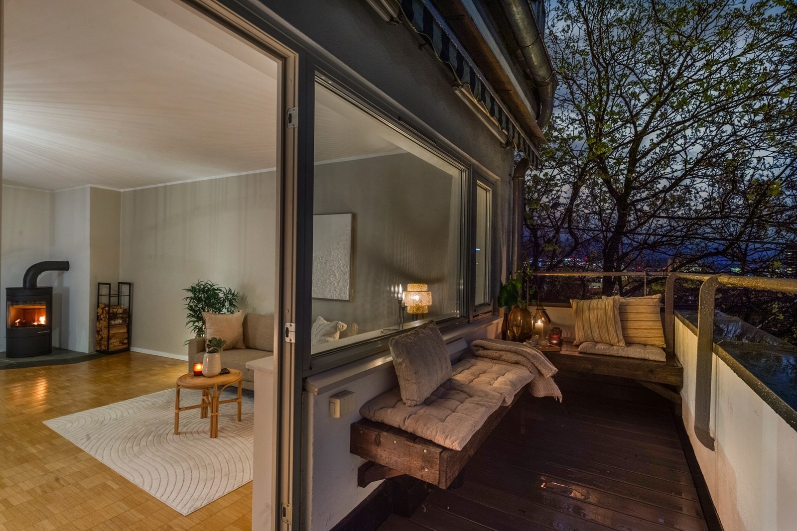 Flotte plassbyggde sittebenker for å nyte sommerkvelder. Galleribilde