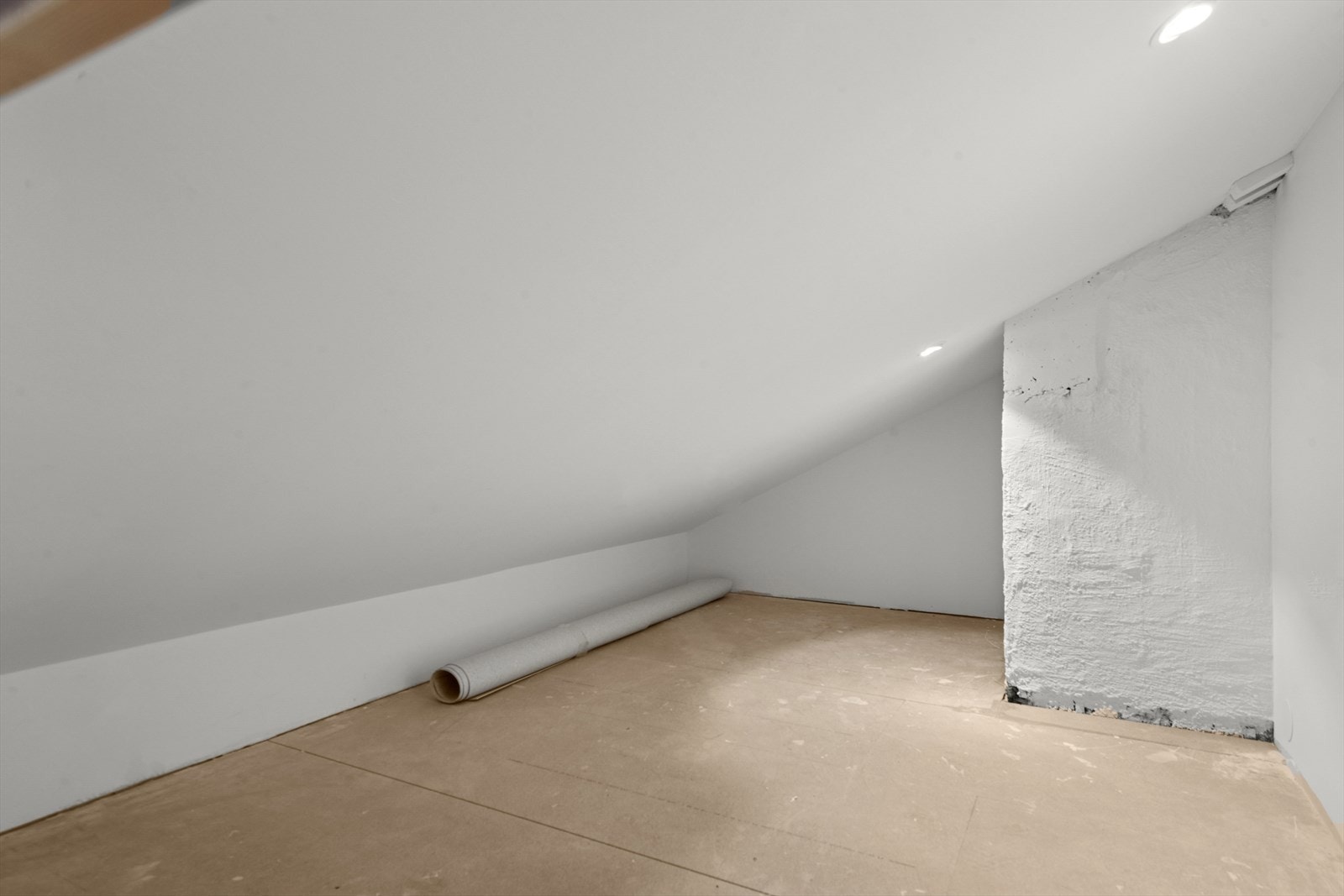 Det er ved siden av baderommet også en stor lagringsbod som ikke er målbar på grunn av lav takhøyde. Galleribilde