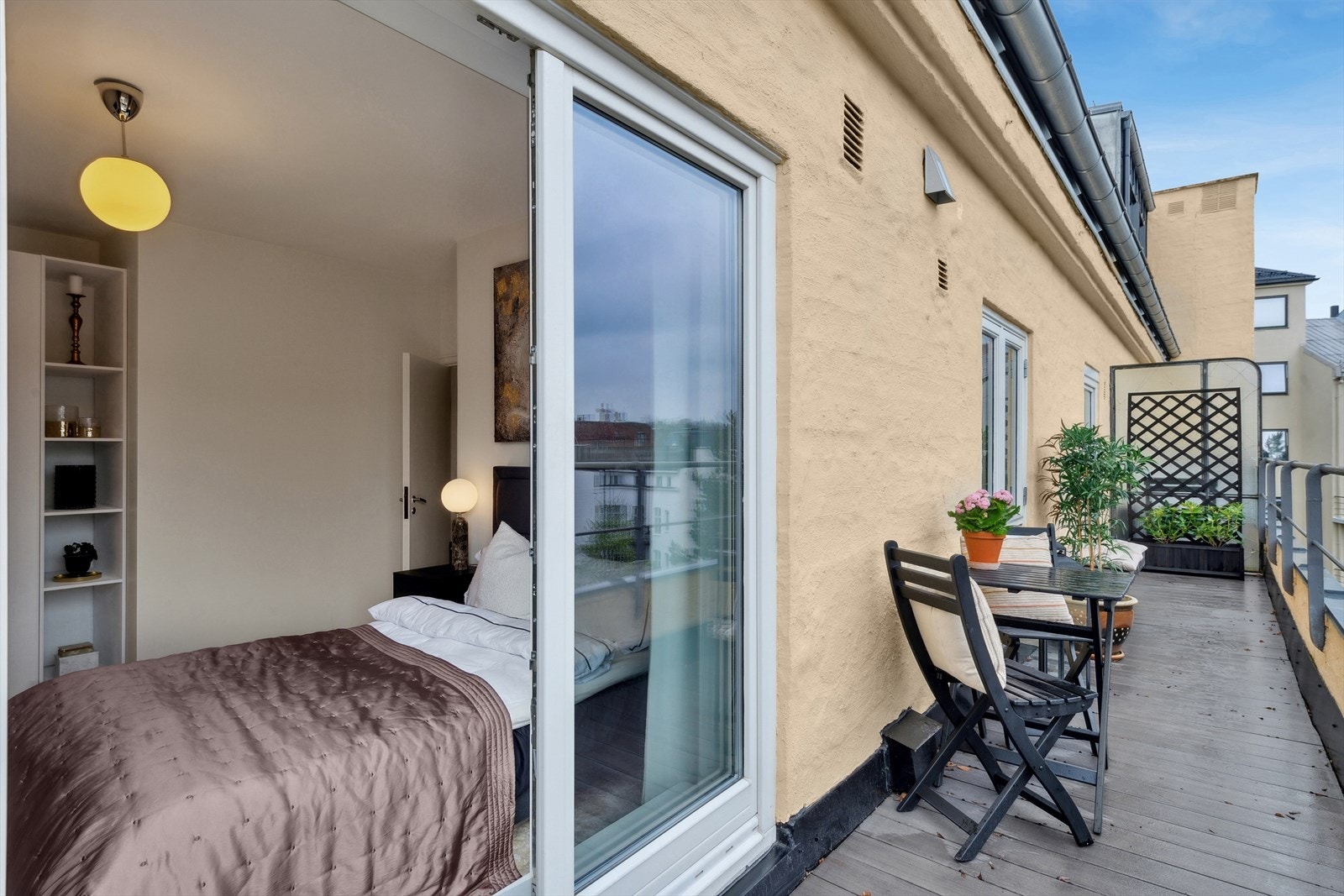 Fra begge rommene er det utgang til takterrassen som vender inn mot bakgården. Galleribilde