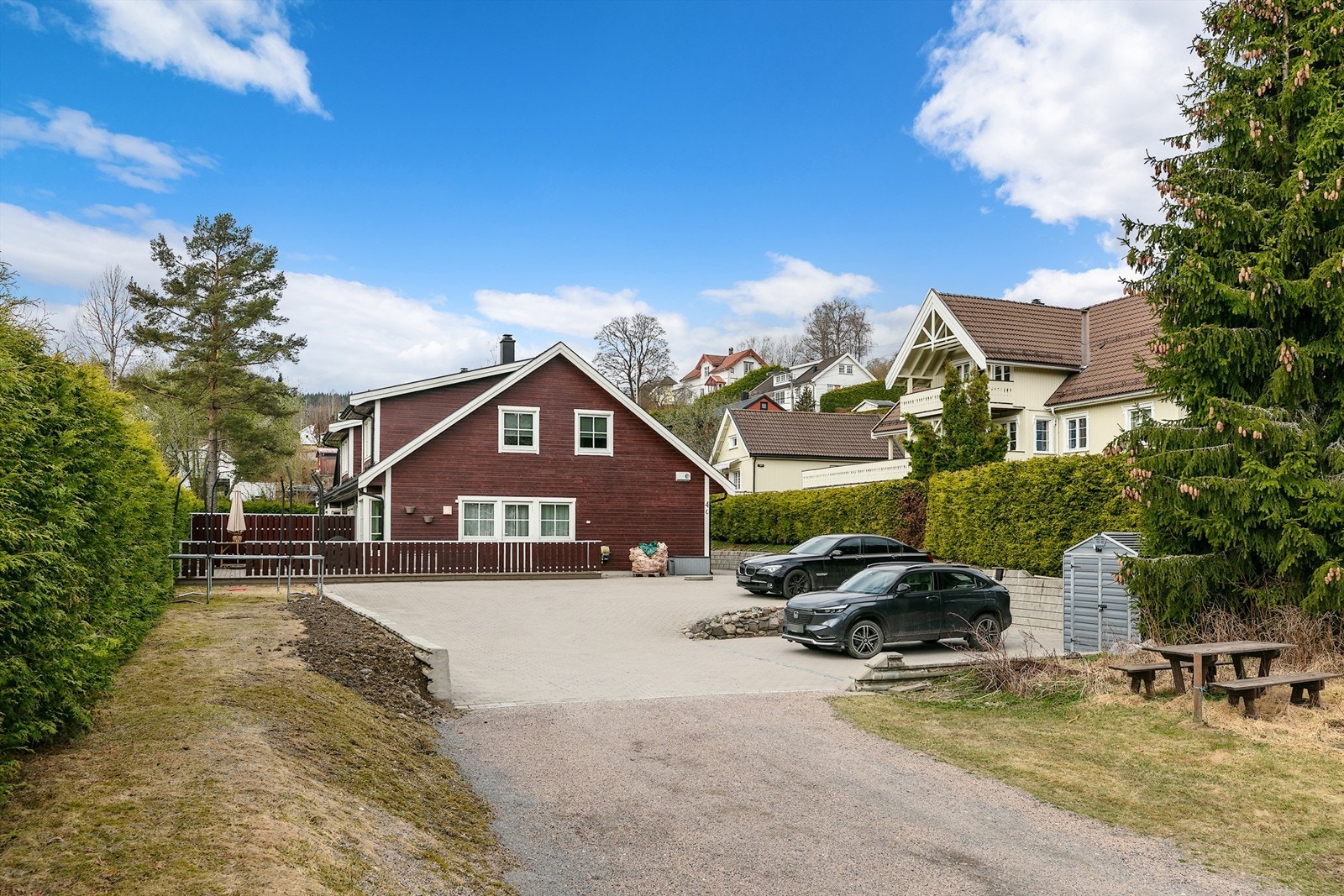 Det er bra med parkering for 2 manns boligen. Det er satt opp e-bil lader også . Her er det god nok plass til å få besøk av venner og familie. Galleribilde