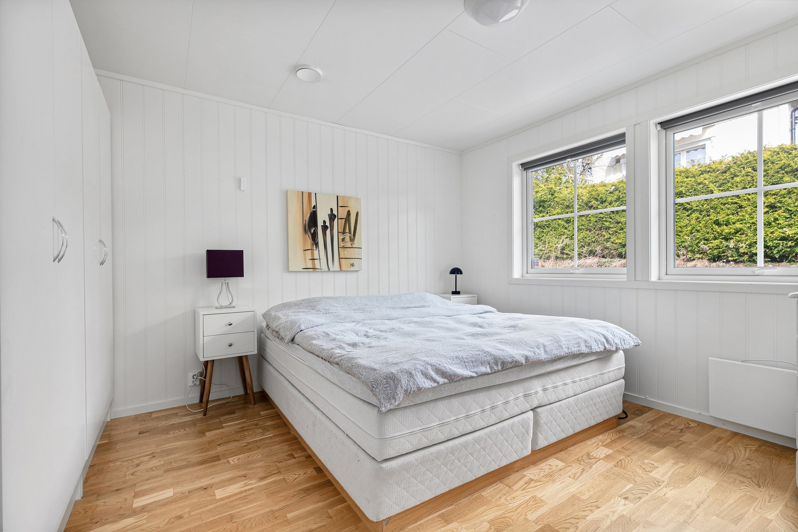 Hovedsoverommet ligger i 1 etg. og har vinduer vendt mot nord slik at rommet er svalt om sommeren. 2 doble garderobeskap gir fin oppbevaring av klær for årets sesonger. Panelovn montert. Galleribilde