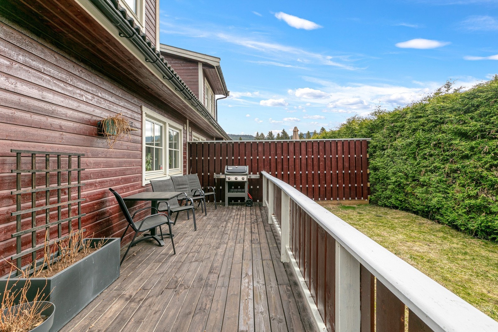 Terrassen strekker seg hele veien lags kjøkken og stuevegg Galleribilde