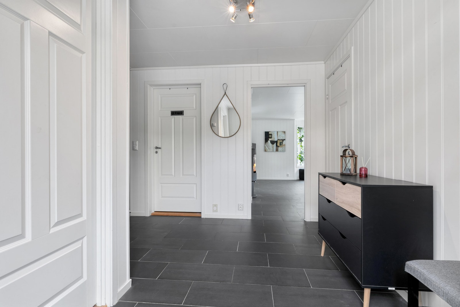 Entré/gang med varmekabler og fin romslighet. Dør inn til bod teknisk rom samt bad og stue og soverom. Galleribilde