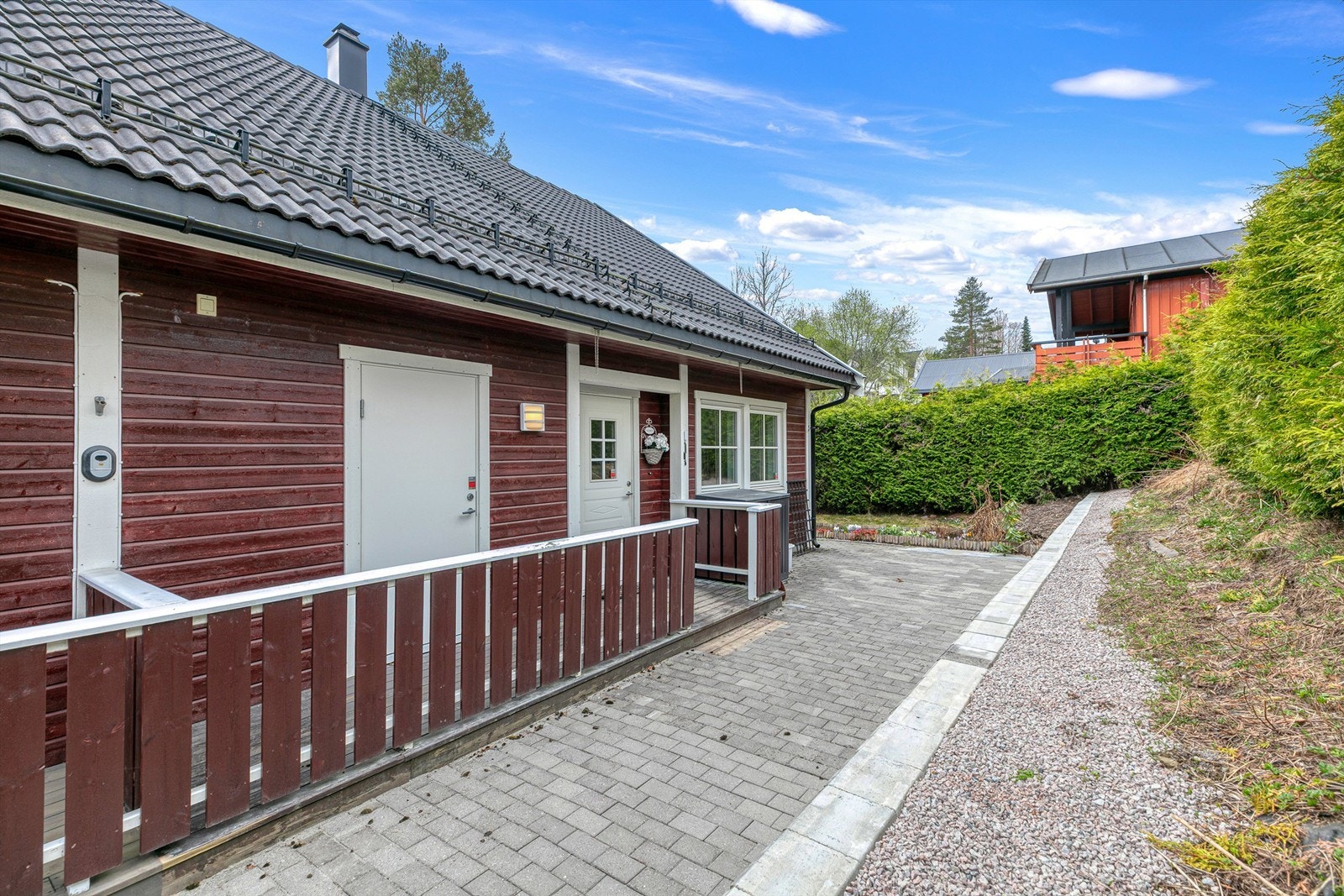 Velkommen inn til Rådyrveien 4 D, egen inngang til bod/teknisk rom. Galleribilde