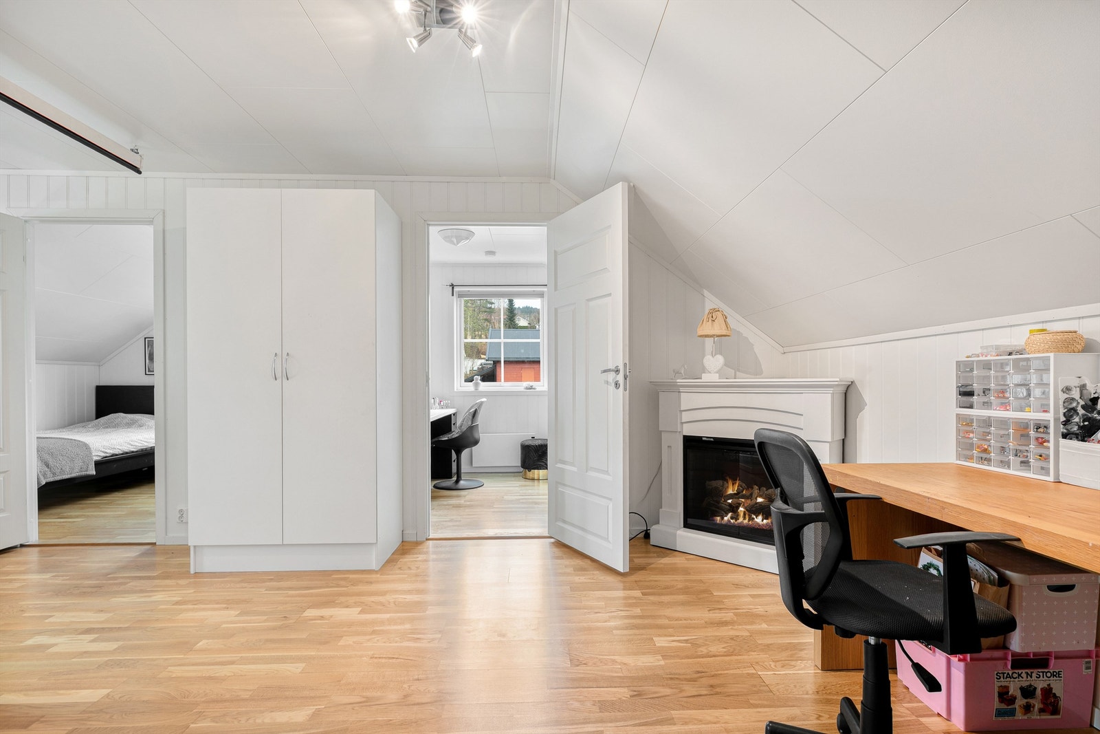 Loftsstue har også plass til kontorplass. Elektrisk peis følger ikke salget. Galleribilde