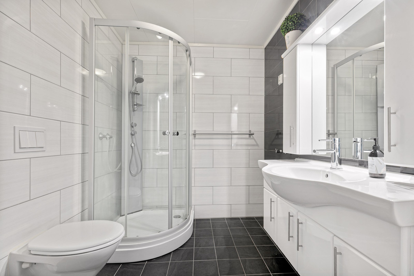 Pent flislagt bad/wc i loftsetg. med varmekabler i gulvet. Galleribilde