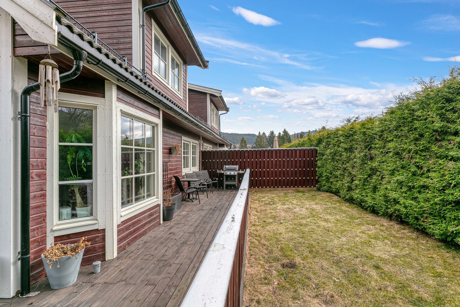 Terrasse mot syd og vest med utgang fra stue Galleribilde