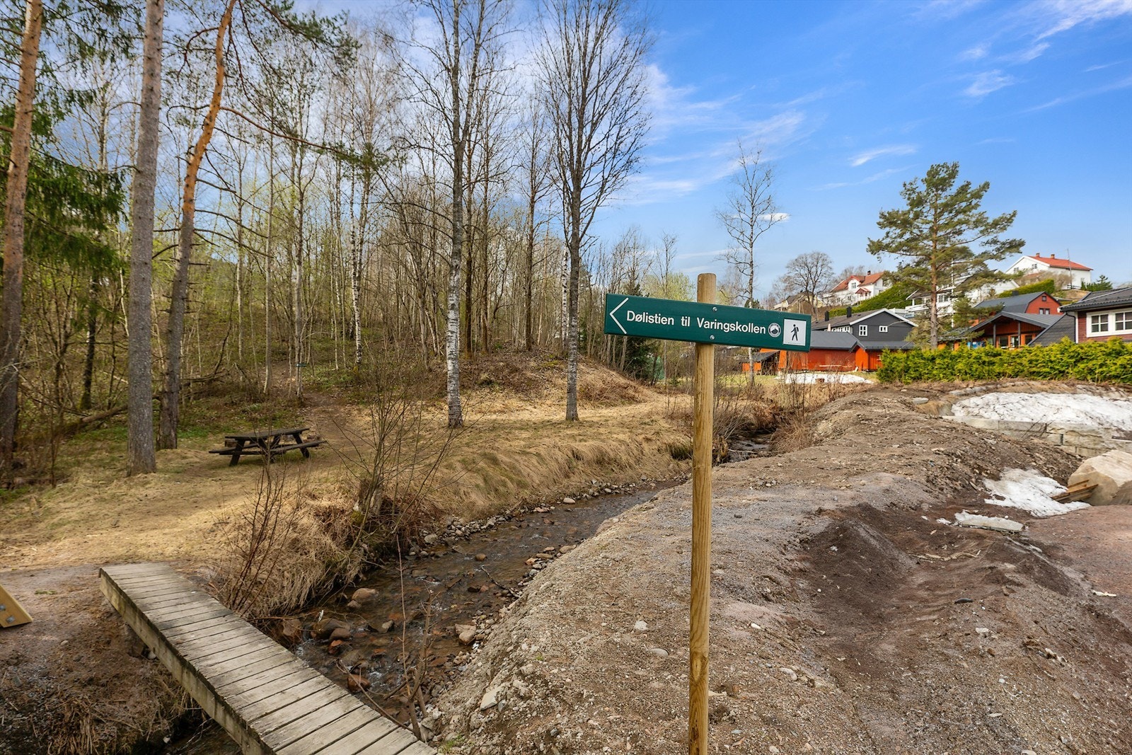 Rett ved boligen er det merket sti opp til Varingskollen og Nordmarka som er et yndet friluftsområde både sommer og vinter Galleribilde