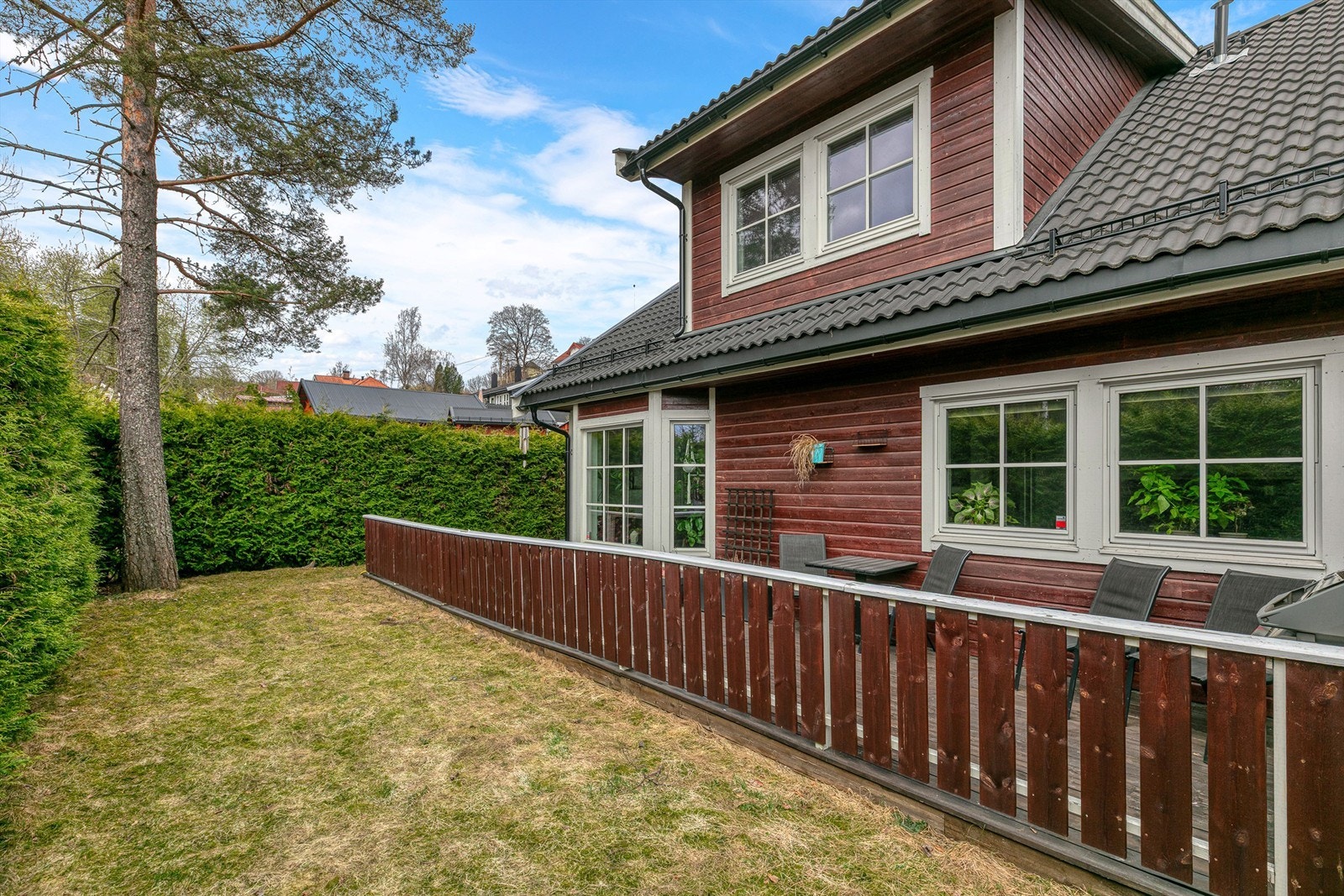 Usjenert hage med enkel adkomst til boligen Galleribilde