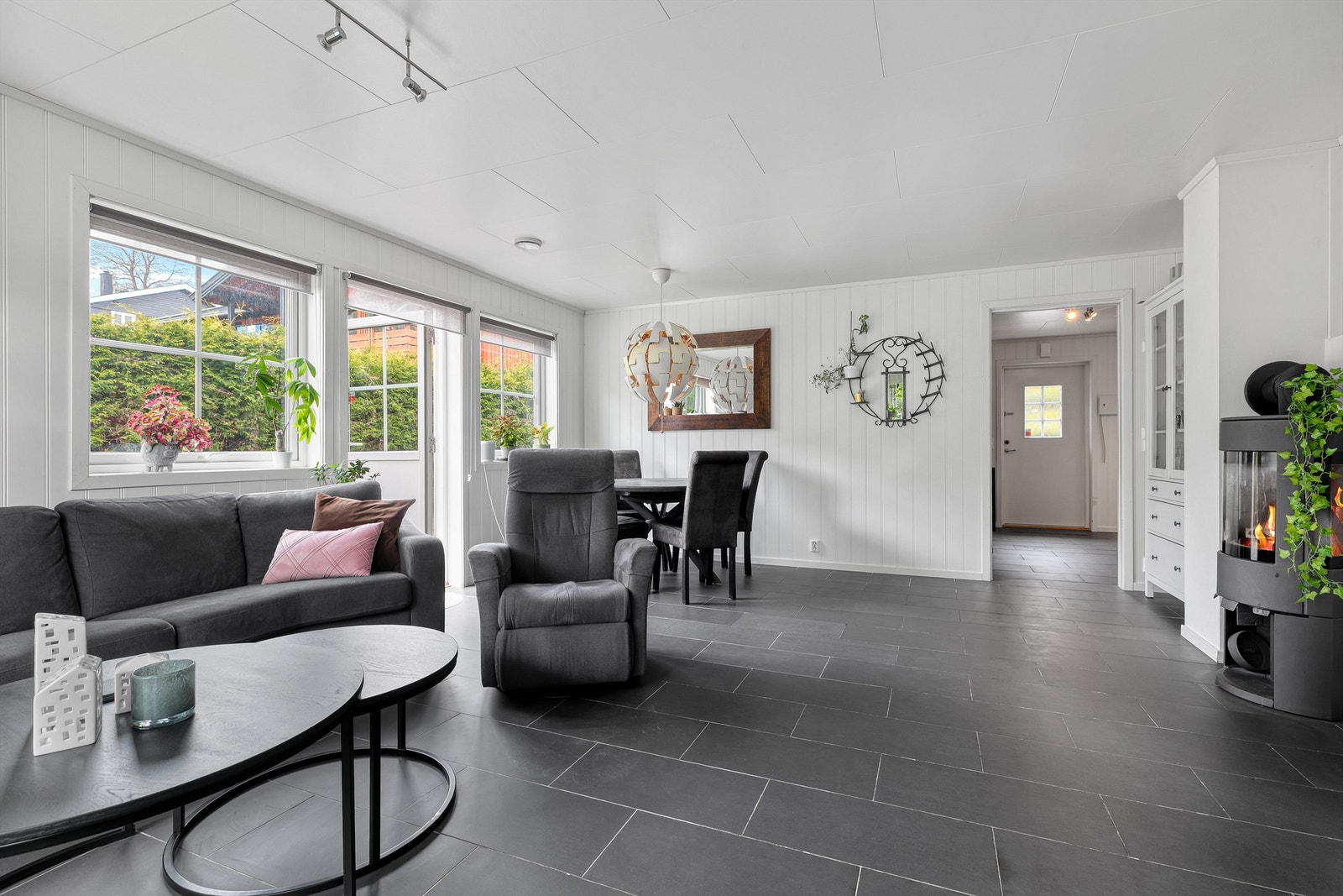 Stua har en stilig peisovn som gir lun varme på kalde dager, ellers er det oppvarming med varmekabler i gulvet. Galleribilde