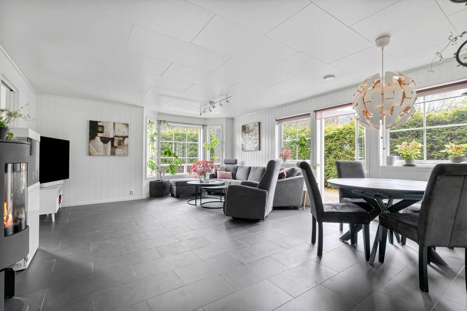 Stua har fint lysinnfall fra store vindusflater Galleribilde