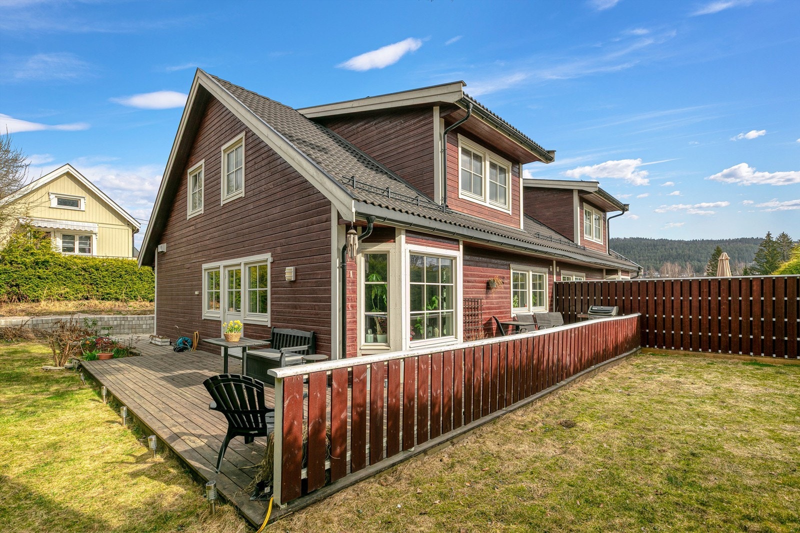 Velkommen til Rådyrveien 4D! En pent og innholdsrik vertikaldelt bolig med kort vei til skoler, off. kommunikasjon og marka rett i nærheten Galleribilde