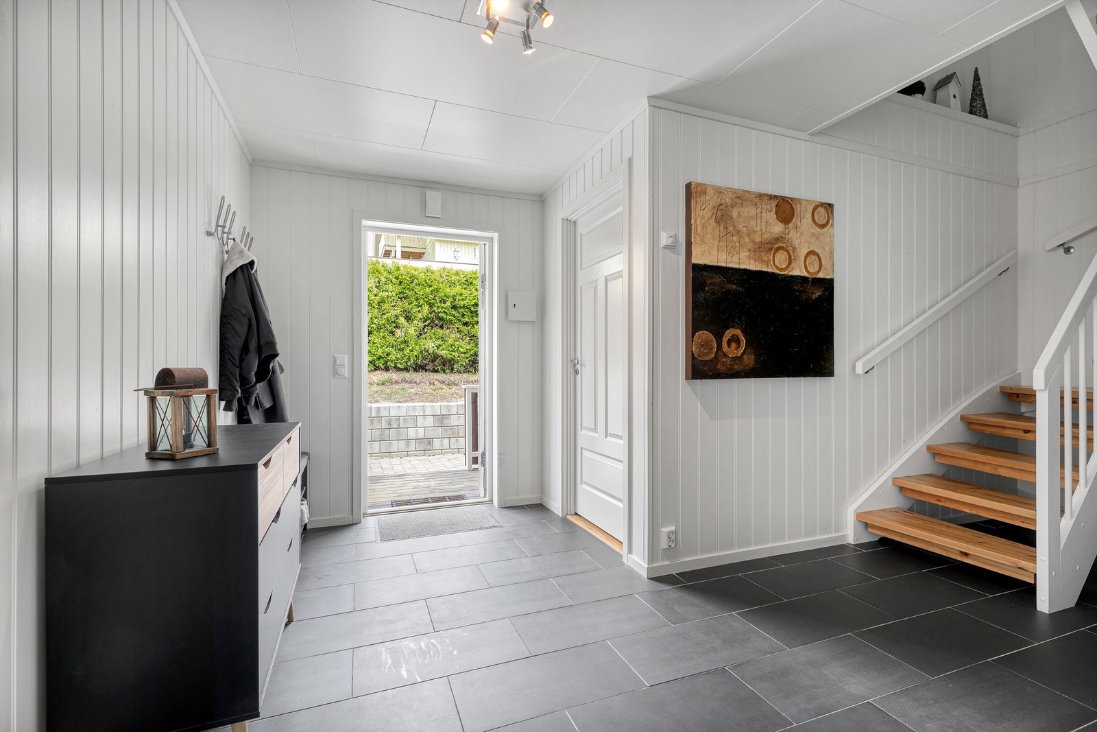 Entré/gang har trappeadkomst til 2 etg. Galleribilde