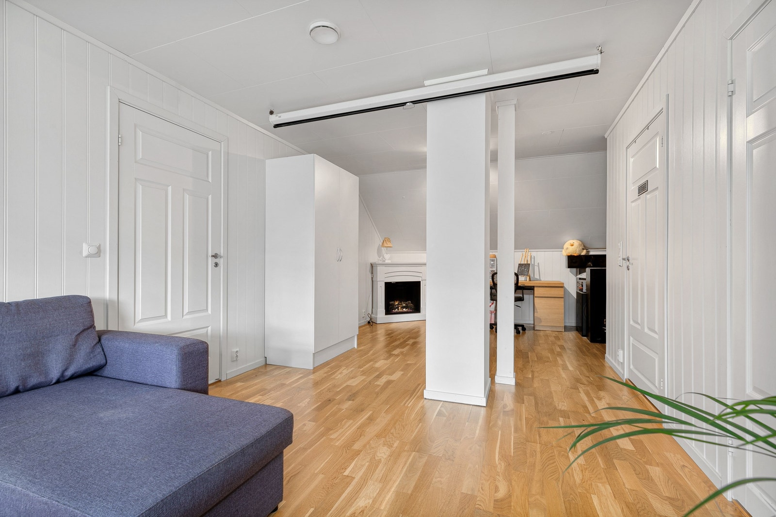 Loftsstua har god plass og har også plass til en hjemmekontor krok. Galleribilde