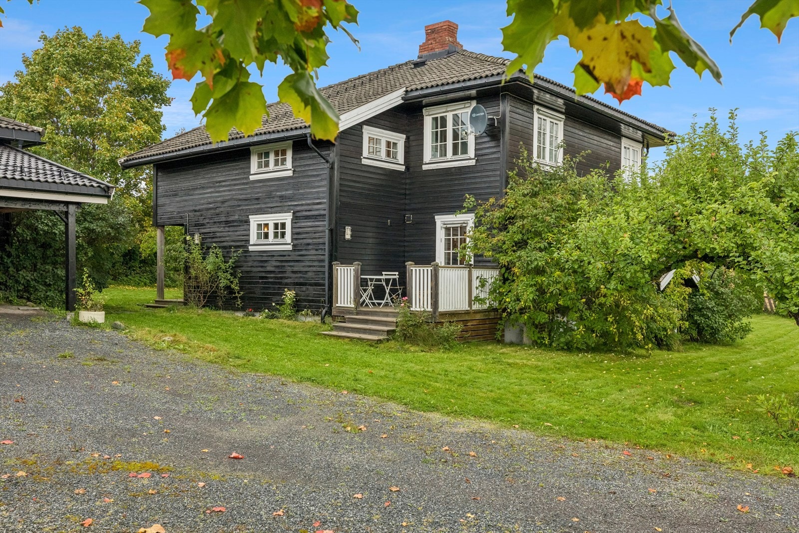Det er gode parkeringsmuligheter på egen gårdsplass, samt i garasje med carport. Galleribilde