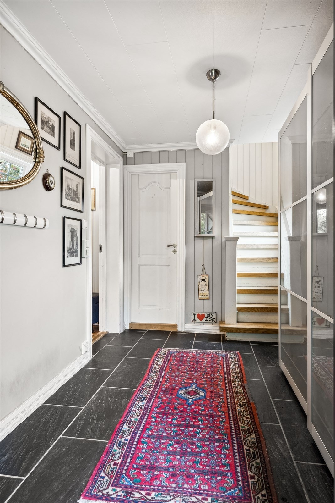 Entré med plass til å henge fra seg yttertøy og sette fra seg sko i en praktisk skyvedørsgarderobe. Galleribilde