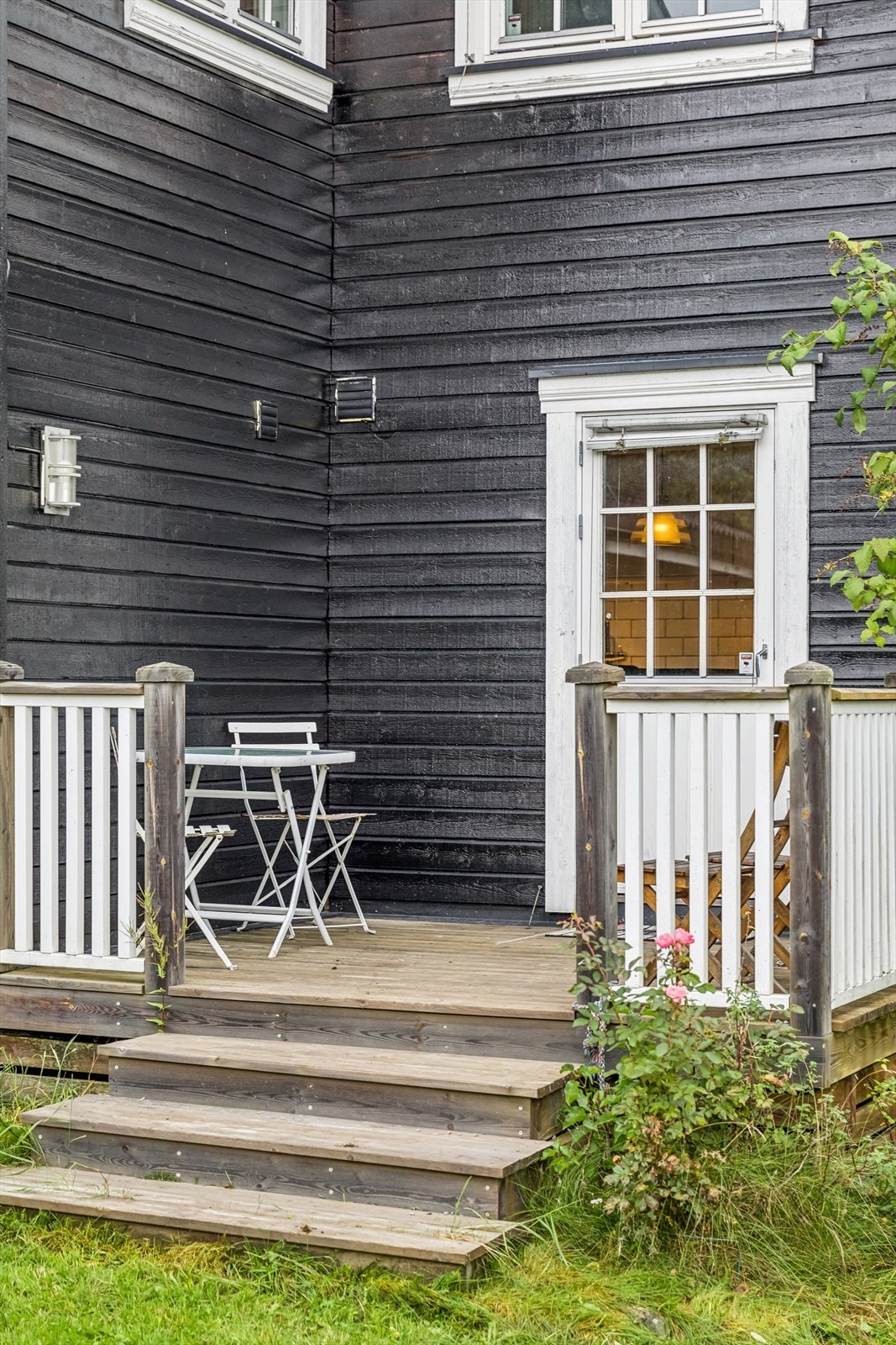 Via kjøkkenet er det utgang til en liten veranda. Galleribilde