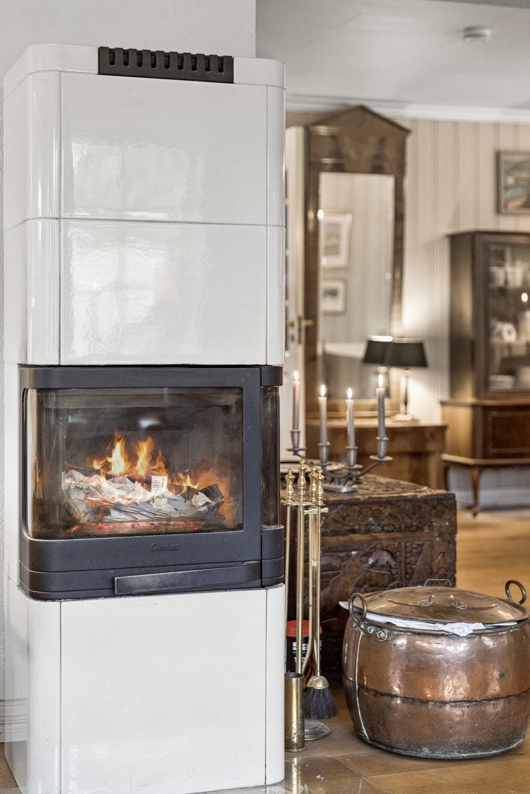 Hovedstuen er utstyrt med en sjarmerende, hvit kakkelovn som sørger for ekstra varme og hygge på kalde dager. Galleribilde